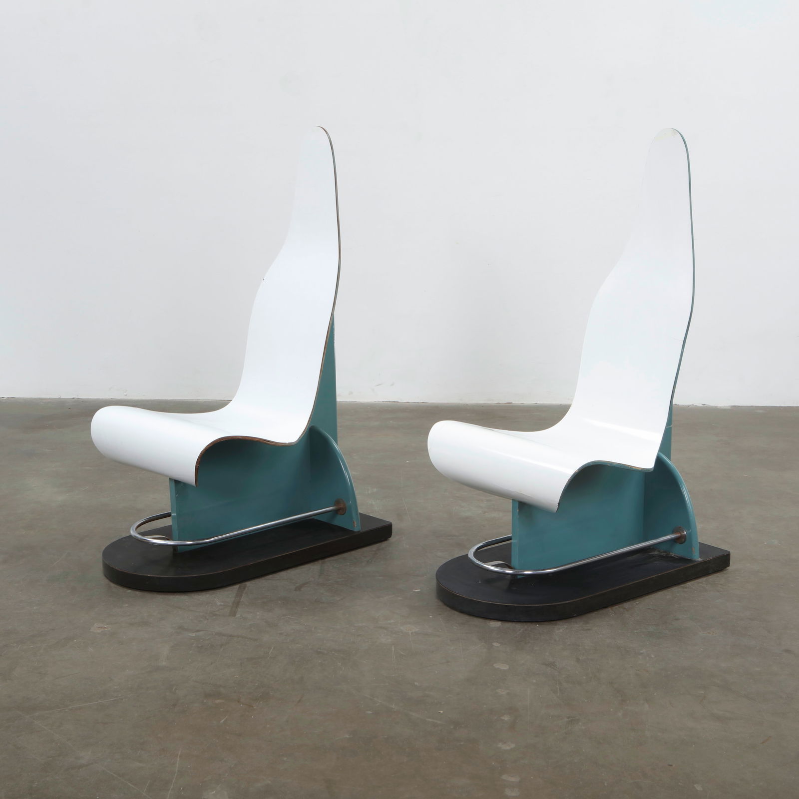 Marota, Pair of Sculptural White Chairs, Italy, 1970s: Formed in wood with lacquered white finish and a sweeping high-back silhouette, these chairs exemplify the futuristic sensuality of Italian Space Age design. Their aerodynamic lines convey both