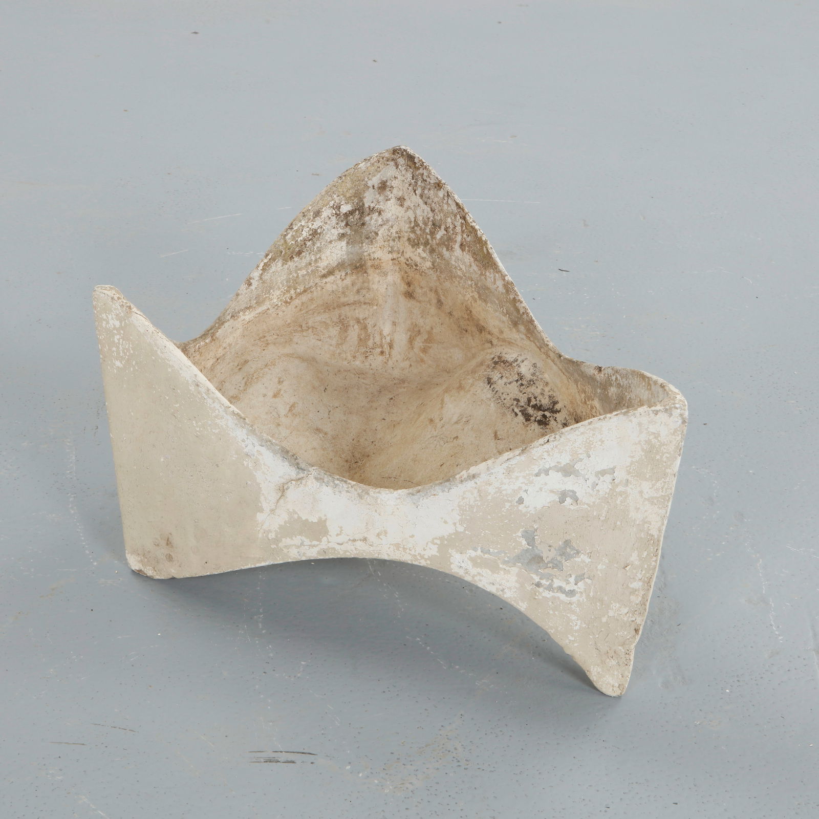 Willy Guhl, Molar Planter, 1960s: A beautiful and rare molar planter by Willy Guhl. Crafted in fiber cement for Eternit, Switzerland. Length: 26 in Height: 14 in. Width: 18 in.