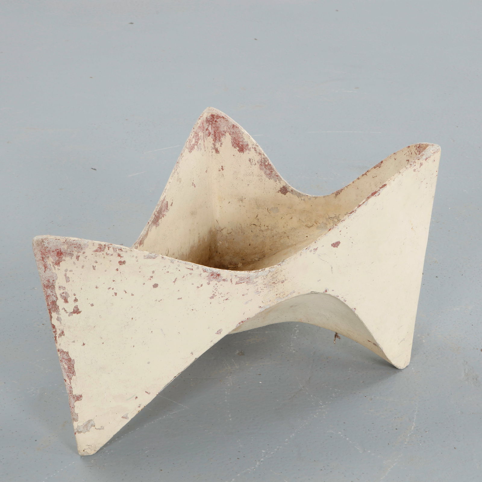 Willy Guhl, Molar Planter, 1960s: A beautiful and rare molar planter by Willy Guhl. Crafted in fiber cement for Eternit, Switzerland. Length: 26 in Height: 14 in. Width: 18 in.