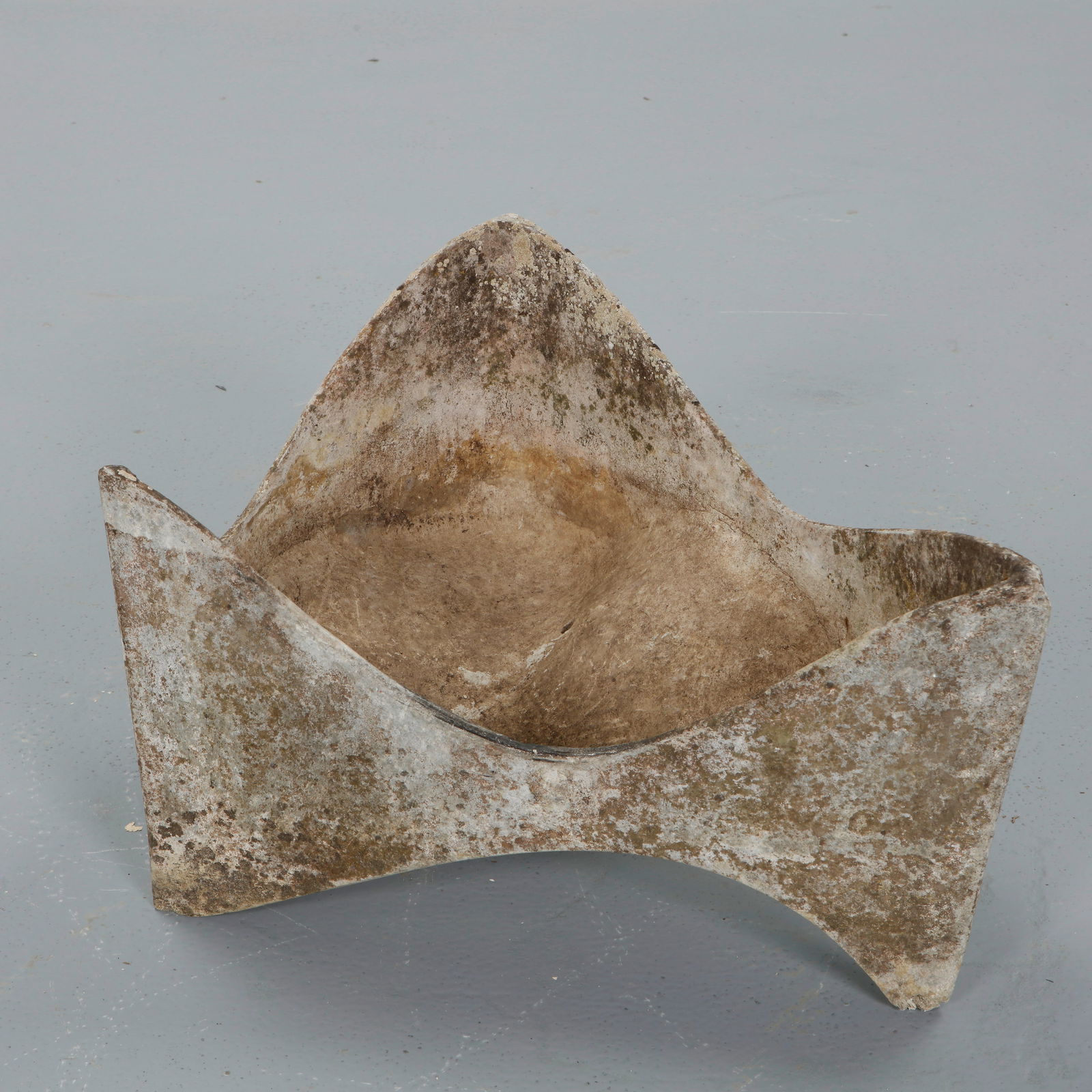 Willy Guhl, Molar Planter, 1960s: A beautiful and rare molar planter by Willy Guhl. Crafted in fiber cement for Eternit, Switzerland. Length: 26 in Height: 14 in. Width: 18 in.