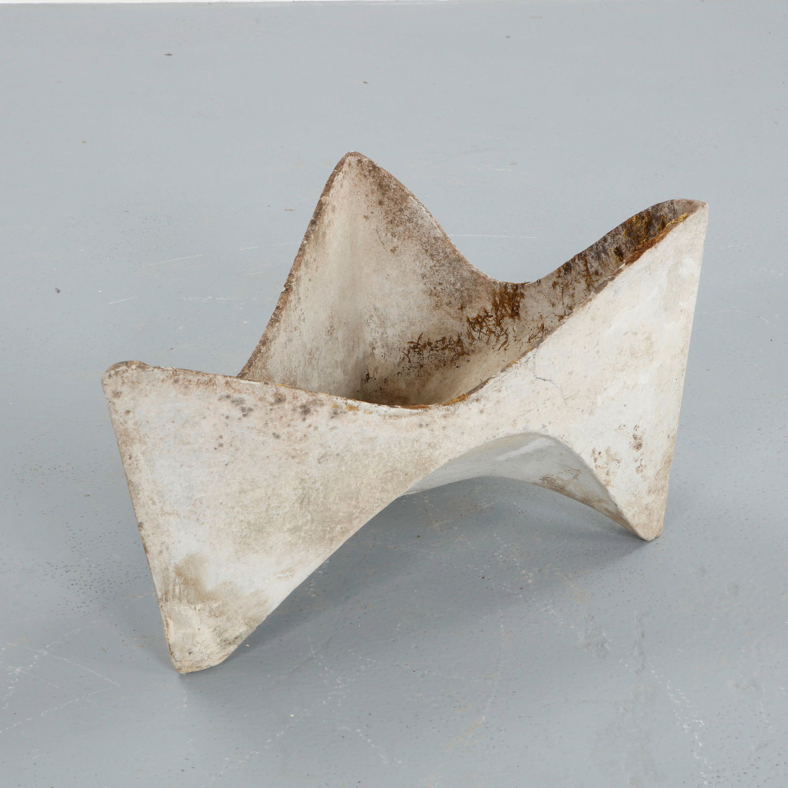 Willy Guhl, Molar Planter, 1960s: A beautiful and rare molar planter by Willy Guhl. Crafted in fiber cement for Eternit, Switzerland. Length: 26 in Height: 14 in. Width: 18 in.