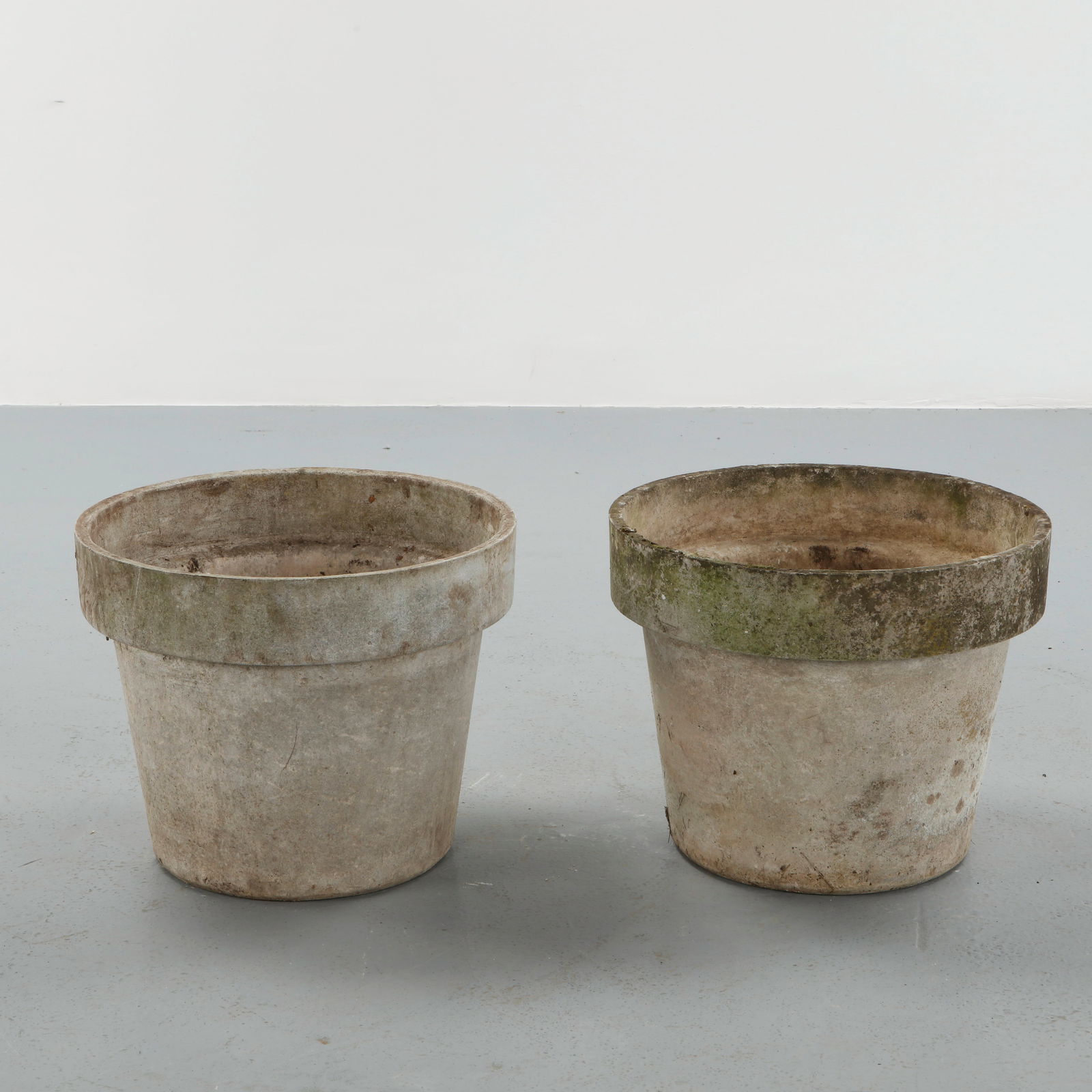 Willy Guhl, Pair of Round Planters, 1960s (1 of 13)
