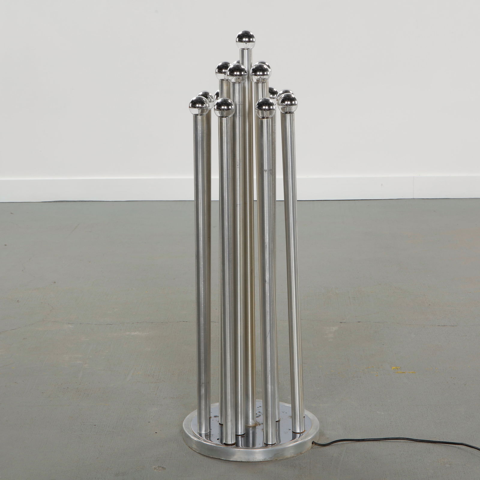Italian Space-Age Steel Floor Lamp attributed to Goffredo Reggiani, 1970s: Executed in brushed steel with a vertical cluster of tubular light elements mounted on a circular base. A sculptural lighting piece reflecting the experimental elegance of Italian space-age design.