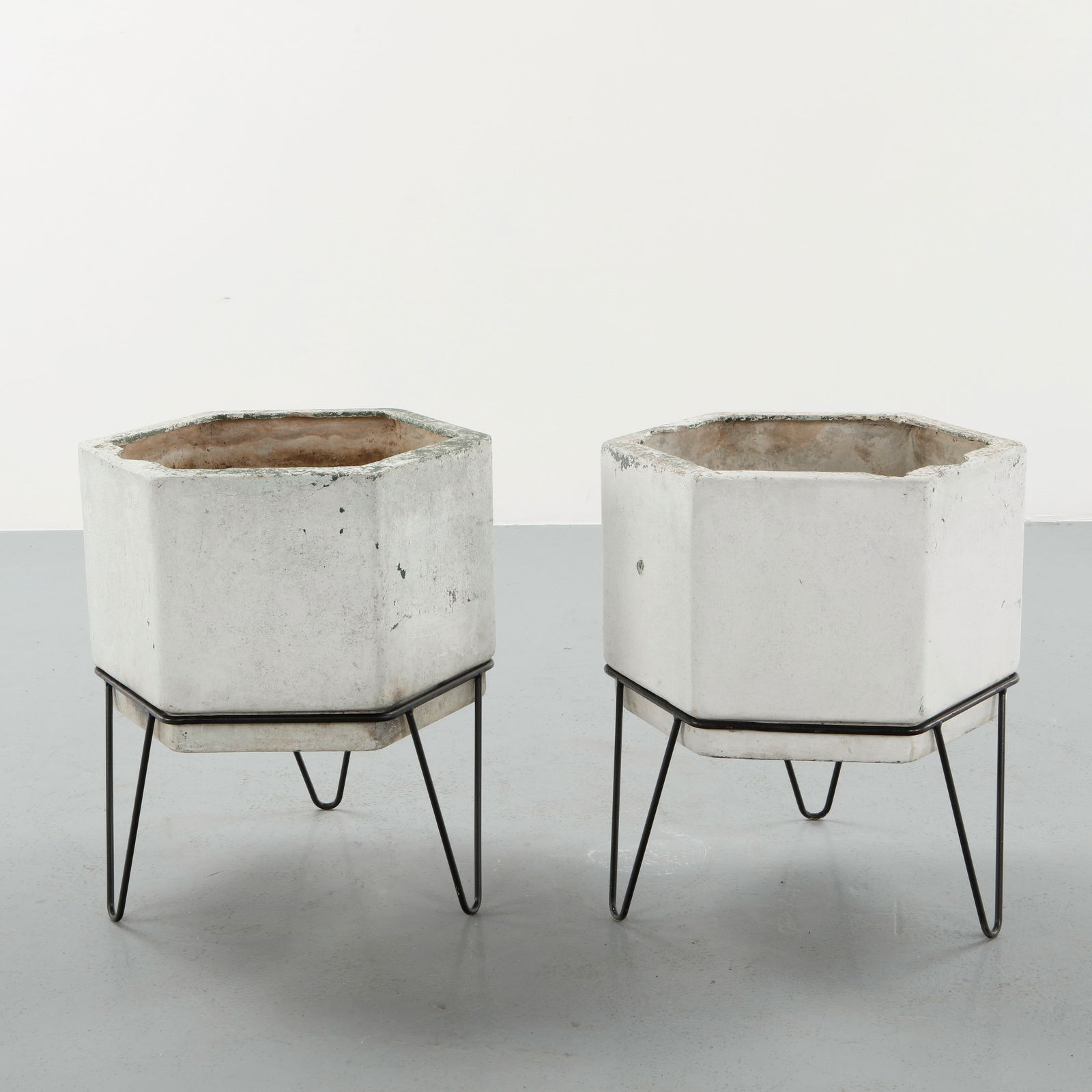 Willy Guhl, Pair of Hexagona Concrete Planters on Stands, 1960s (1 of 17)
