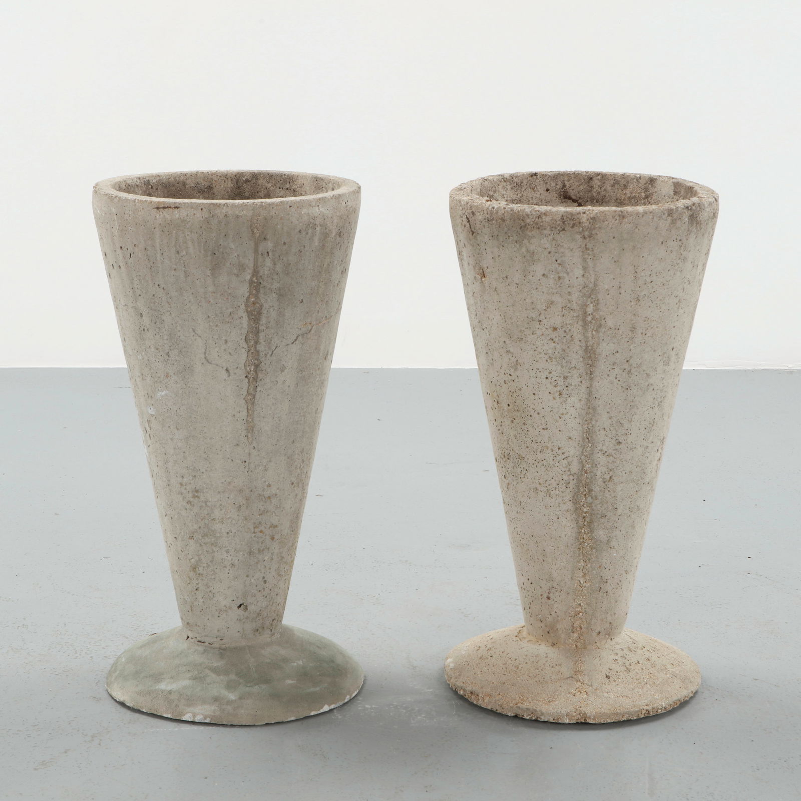 Pair of Conical Garden Planters in Concrete, 1960s (1 of 12)