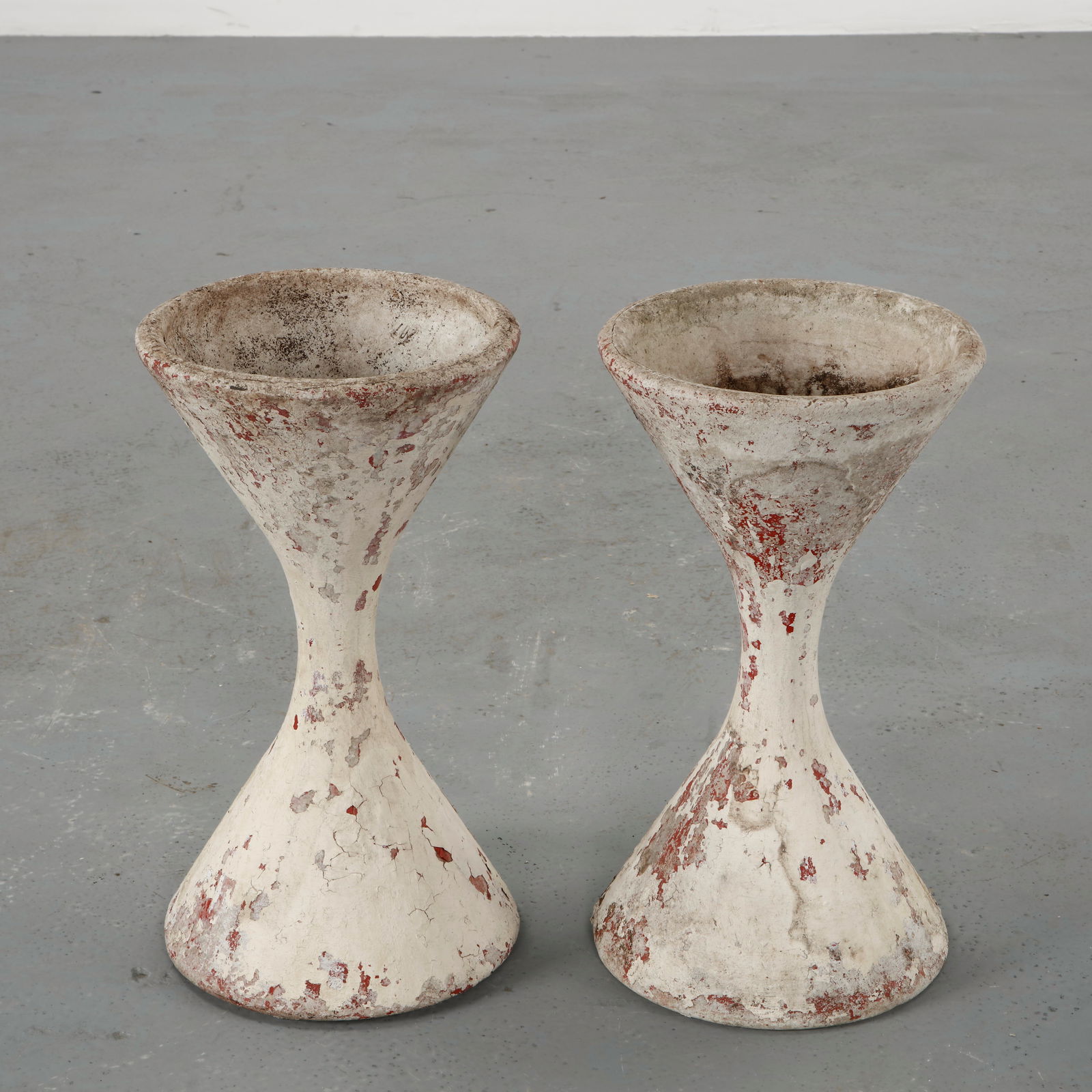 Willy Guhl, Pair of Small Diabolo Planters, 1960s: Pair of small diabolo form planters designed by Willy Guhl and produced by Eternit in fiber cement. The elegant hourglass silhouette reflects Guhl mastery of sculptural simplicity and balance. The