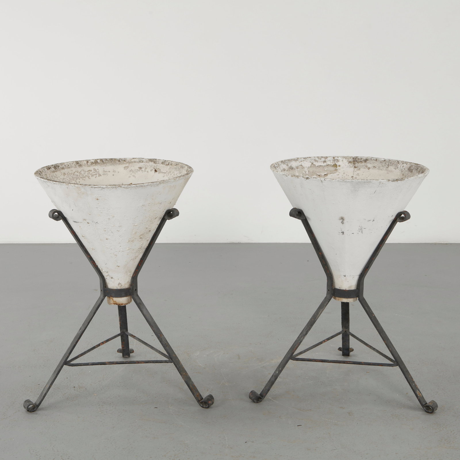 Willy Guhl, Pair of Conical Planters, 1960s (1 of 14)