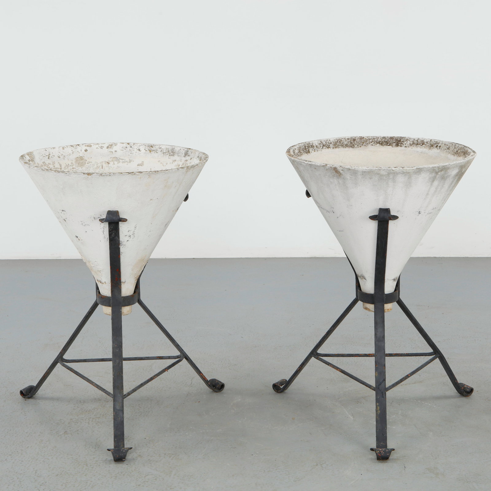 Willy Guhl, Pair of Conical Planters on Metal Stands, 1960s: A stunning and highly sought-after pair of conical planters in fiber cement, featuring elegant flared silhouettes. The surfaces display a beautifully aged patina, enhancing their sculptural presence. 