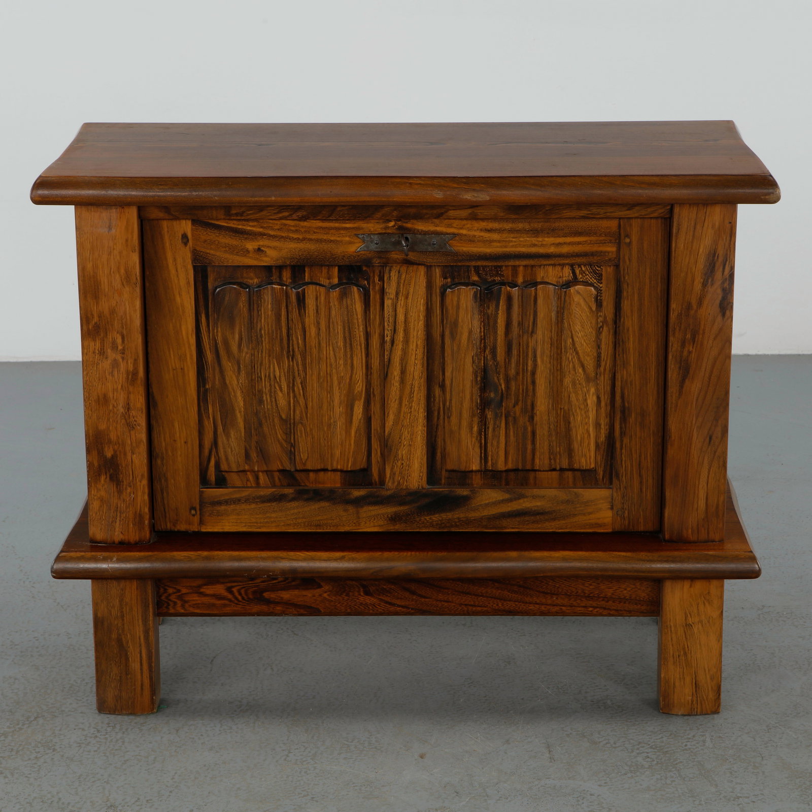 Oak Storage Chest in the style of Olavi Hanninen, 1982: Crafted in richly grained oak with a monumental architectural form, this compact storage chest reflects the sculptural rustic modernism associated with Olavi HÃ¤nninen. The interior reveals fitted c