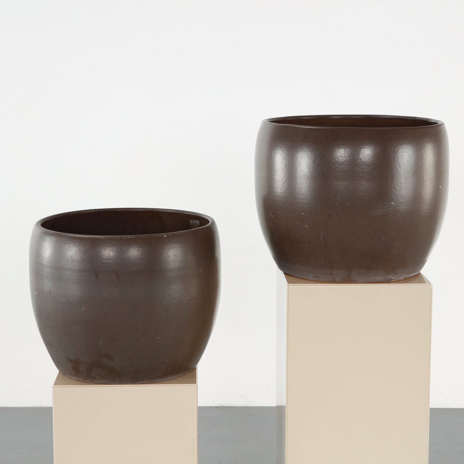 Gainey Ceramics, Pair of Planters, 1950s: Pair of ceramic planters with rounded silhouettes and rich brown glaze, exemplifying Gainey refined midcentury production. Clean lines and balanced proportions create a timeless architectural presence