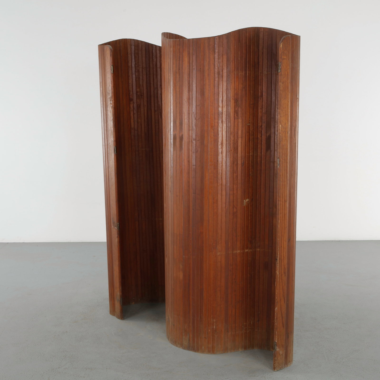 Baumann, Wood Screen Divider, 1940s: Executed in curved slatted wood, this folding screen embodies the early modernist vocabulary explored by Baumann. Its flowing vertical rhythm and balanced proportions create a light sculptural presenc