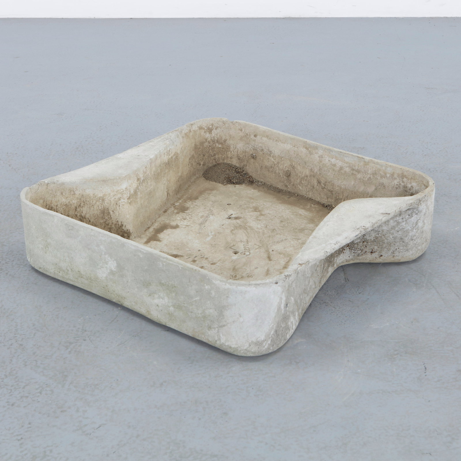 Willy Guhl, Small Play Pit Planter, 1960s: A rare and iconic design by Willy Guhl, the Play Pit seamlessly blends functionality and aesthetics. Originally designed as a children sandpit, it integrates beautifully into garden and rooftop spaces