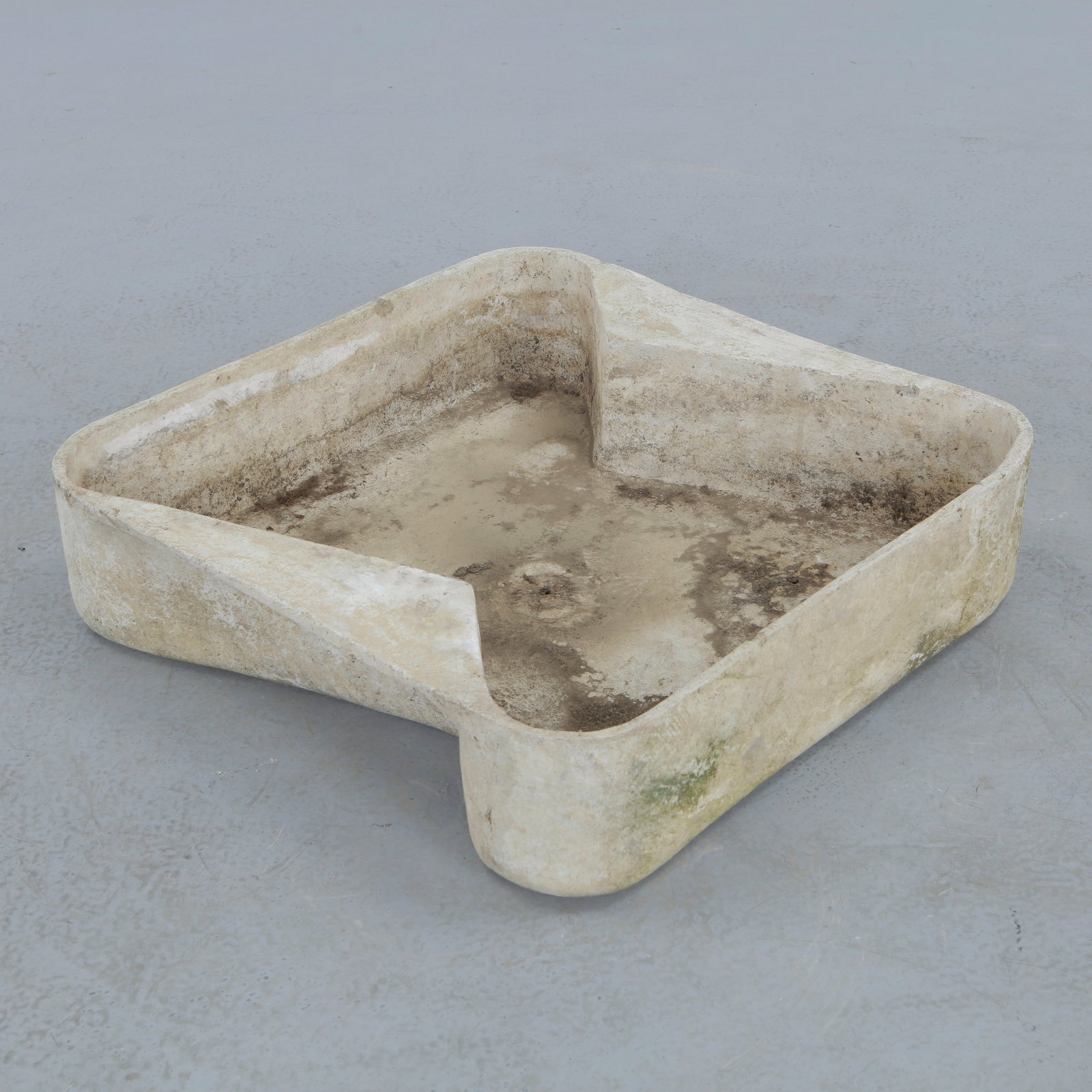Willy Guhl, Play Pit Planter, 1960s: A rare and iconic design by Willy Guhl, the Play Pit seamlessly blends functionality and aesthetics. Originally designed as a children sandpit, it integrates beautifully into garden and rooftop spaces