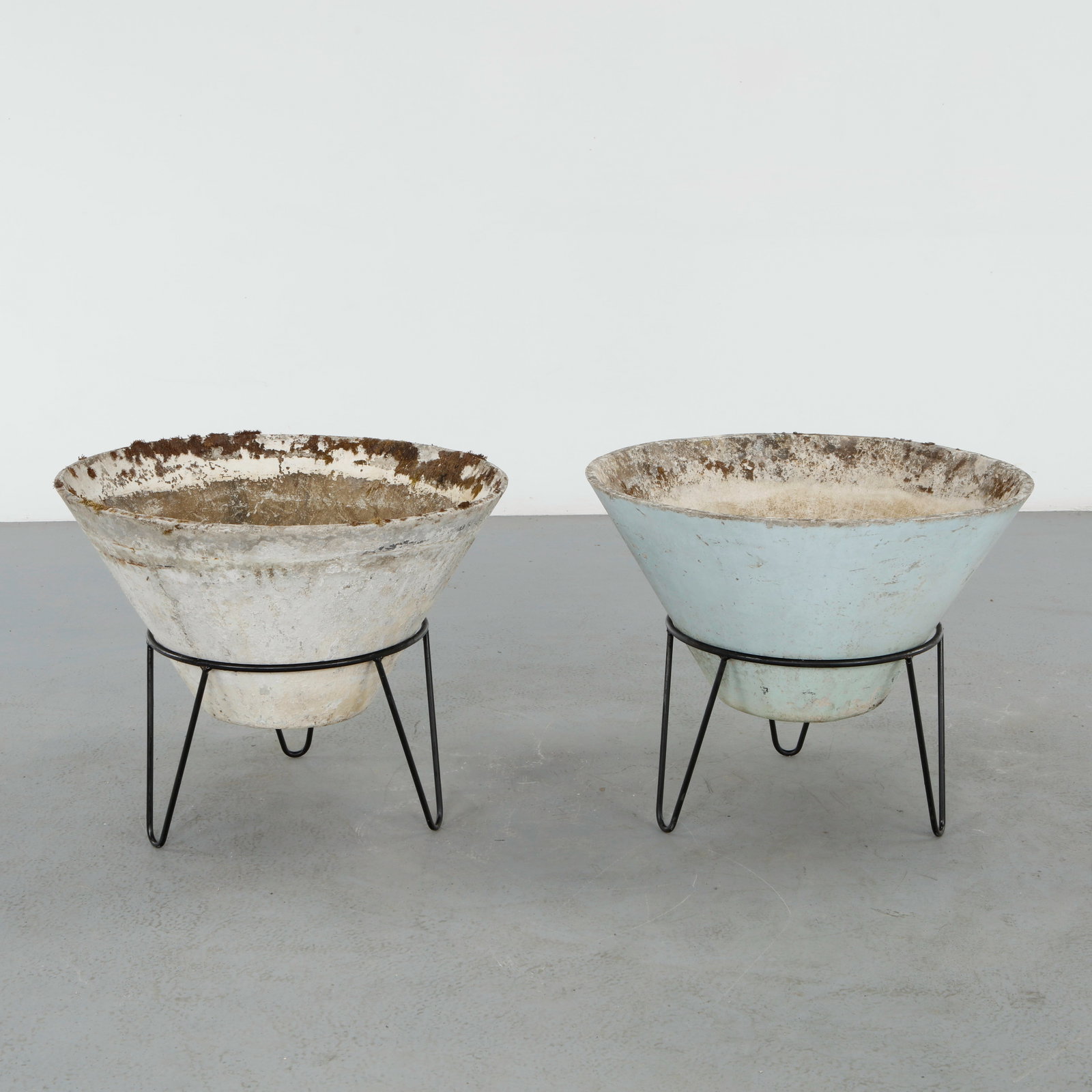 Willy Guhl, Pair of Large Conical Planters on Metal Stands, 1960s (1 of 12)