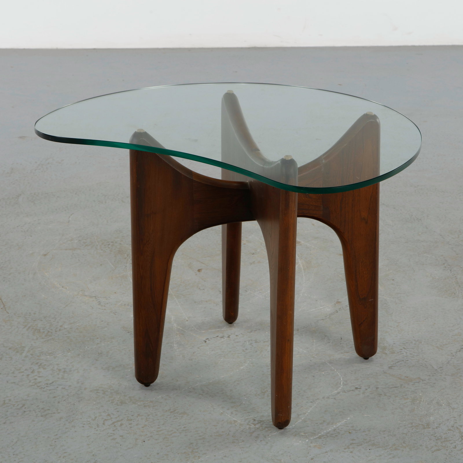 Adrian Pearsall for Craft Associates, Stingray Coffee Table, 1970s: Featuring the iconic freeform glass top resting upon a sculptural walnut base, this Stingray coffee table exemplifies Adrian Pearsall organic modern aesthetic. The fluid silhouette and architectural j