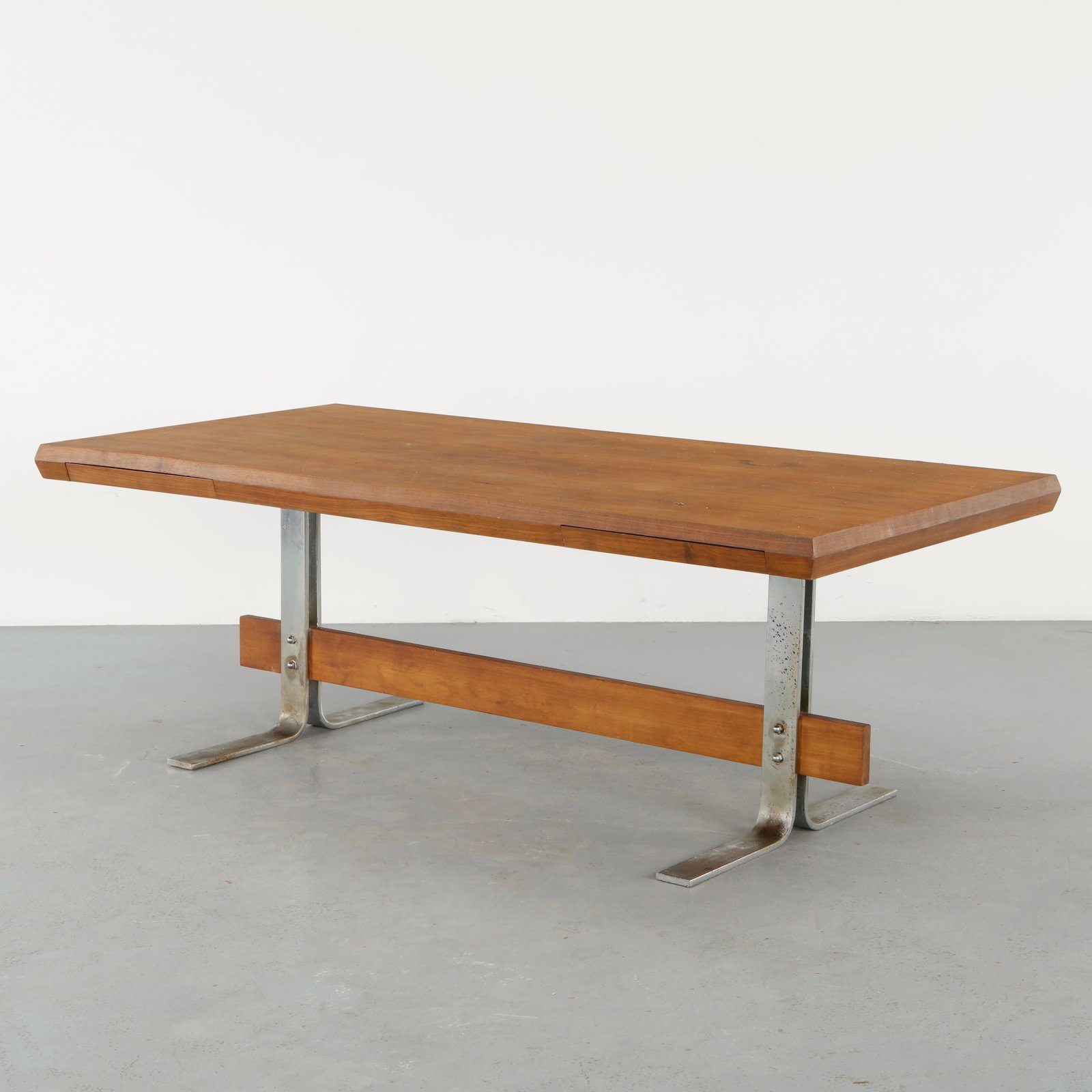 Wood Desk in the style of Warren Platner, 1960s: Crafted in wood with refined joinery, this desk features a minimalist structure elevated by sculptural metal supports. The clean lines and functional layout reflect americain modernism. A balanced and