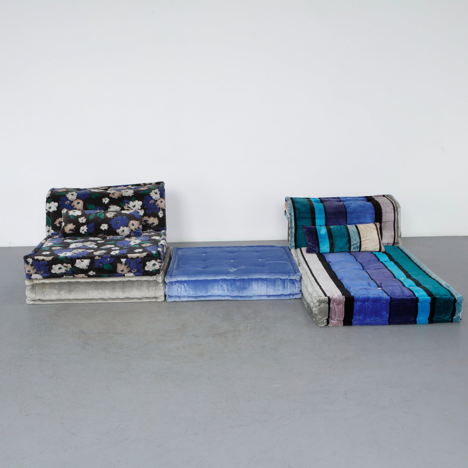 Hans Hopfer for Roche Bobois, 6-Piece Mah Jong Modular Sofa, 2000s: A 6-piece Mah Jong sofa from Roche Bobois, featuring a patchwork of rich textiles. Its modular design allows for versatile configurations to suit any living space. Individual dimensions: Floor Pillow: