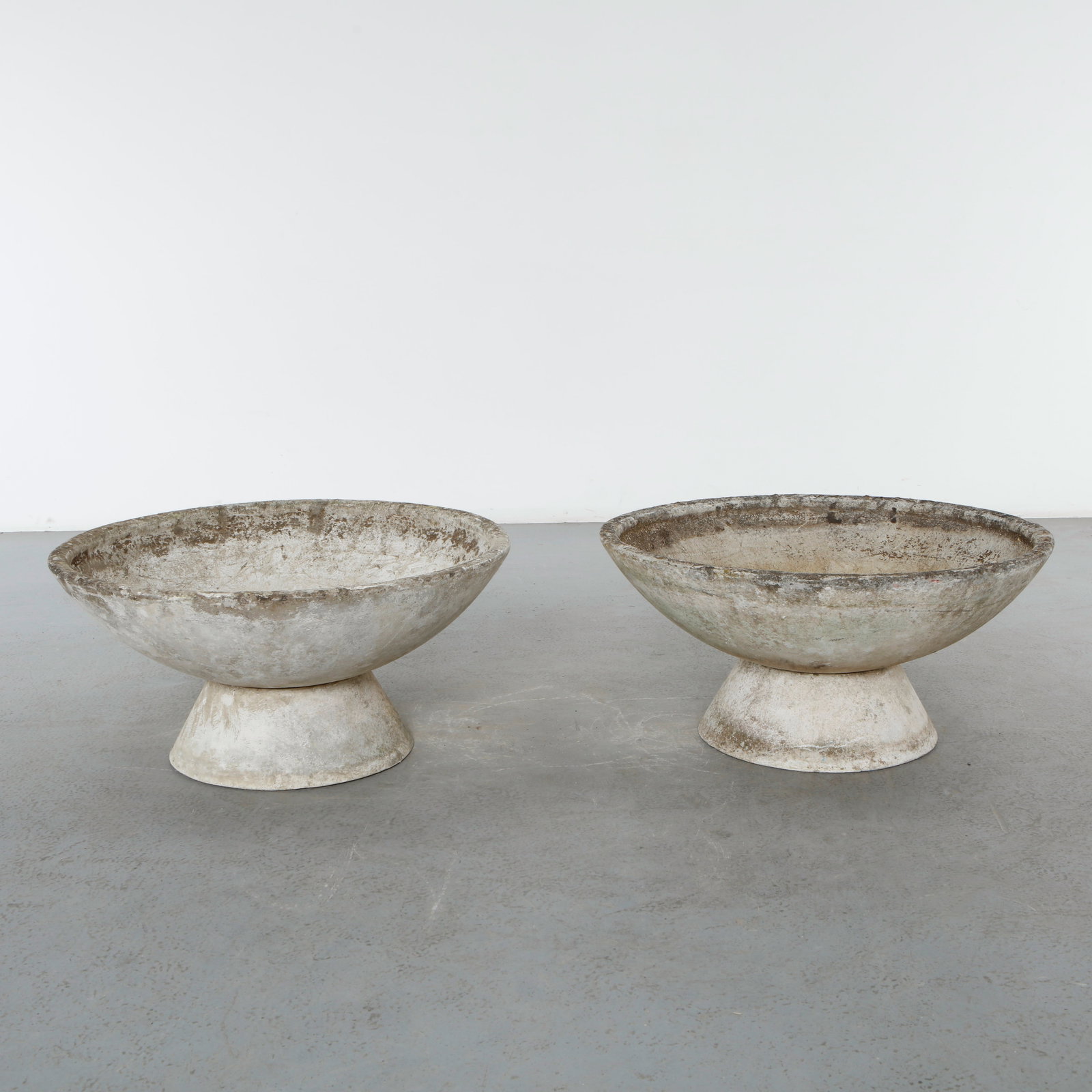 Willy Guhl, Pair of Bowl Planters on Concrete Stands, 1960s (1 of 15)