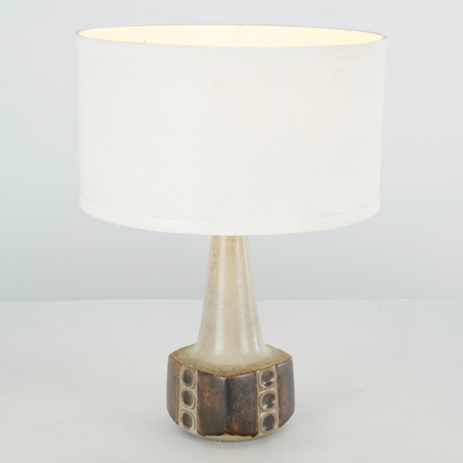 Marianne Strack fo Michael Anderson and Son, Ceramic Table Lamp, 1970s: Sculptural ceramic table lamp by Marianne Strack for Michael Andersen & Son, featuring organic forms and richly glazed surfaces. A refined example of Danish ceramic design from the 1970s. Working. Hei