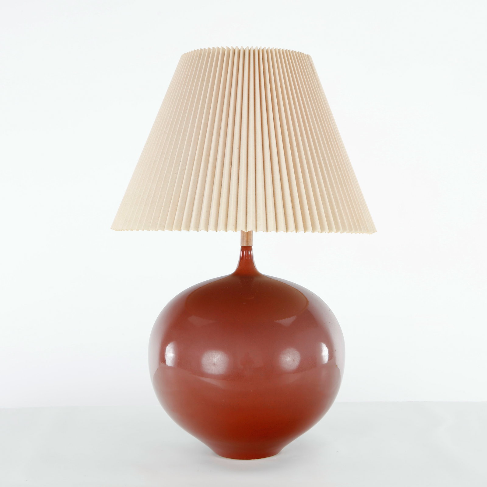 Monumental Danish Ceramic Table Lamp in the style of Karl Springer, 1970s: Featuring a monumental glazed ceramic body of generous proportions, this table lamp embodies the sculptural glamour associated with 1970s design. A striking decorative statement balancing bold volume 