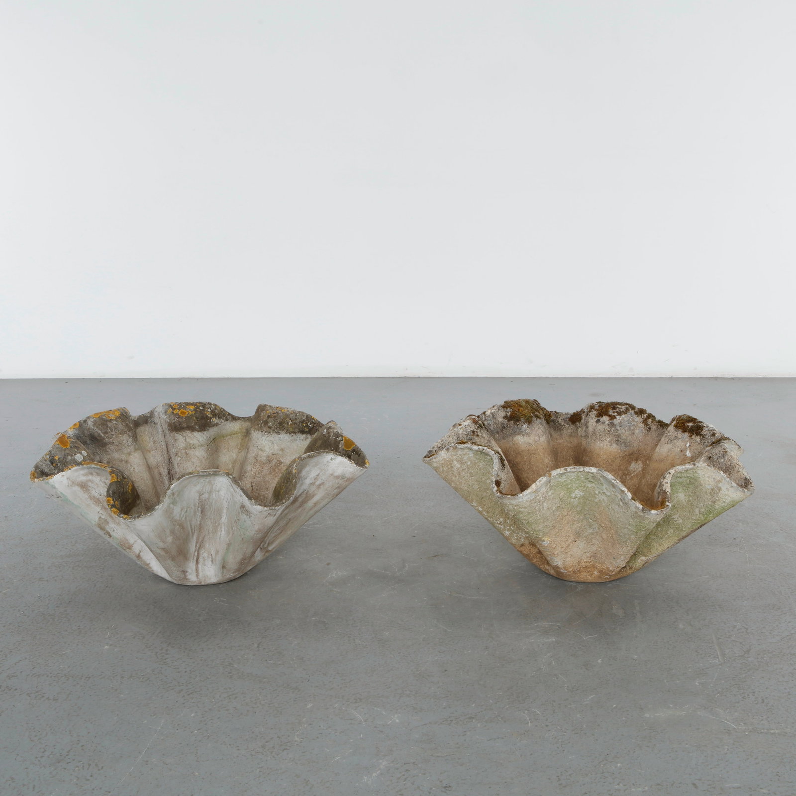 Willy Guhl, Pair of Clamshell Planters, 1960s (1 of 15)