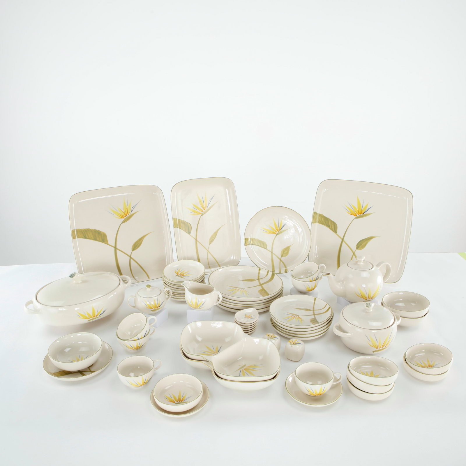 Winfield, Bird of Paradise Hand-Painted Porcelain Dinner Service, California, 1950s: A large hand-painted porcelain dinner service in the Bird of Paradise pattern by Winfield, California, USA. Cream ground decorated with hand-painted yellow and blue bird of paradise flowers with green