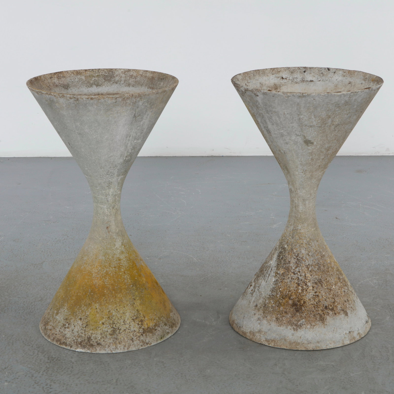 Willy Guhl, Pair of Medium Diabolo Planters, 1960: Pair of Willy Guhl medium diabolo planters manufactured by Eternit, Switzerland. Height: 32 in. Diameter: 18 in.