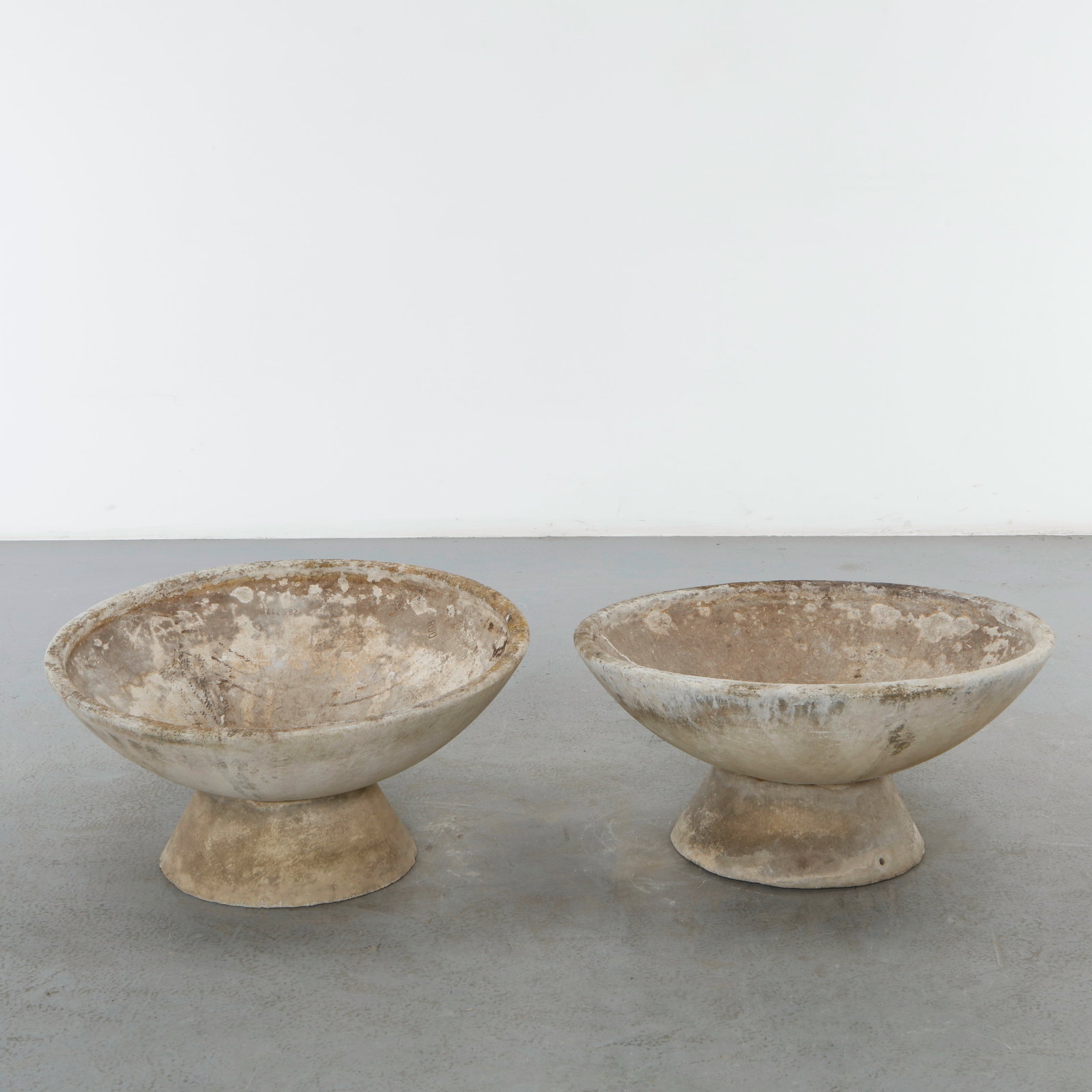 Willy Guhl, Pair of Bowl Planters on Concrete Stands, 1960s (1 of 18)