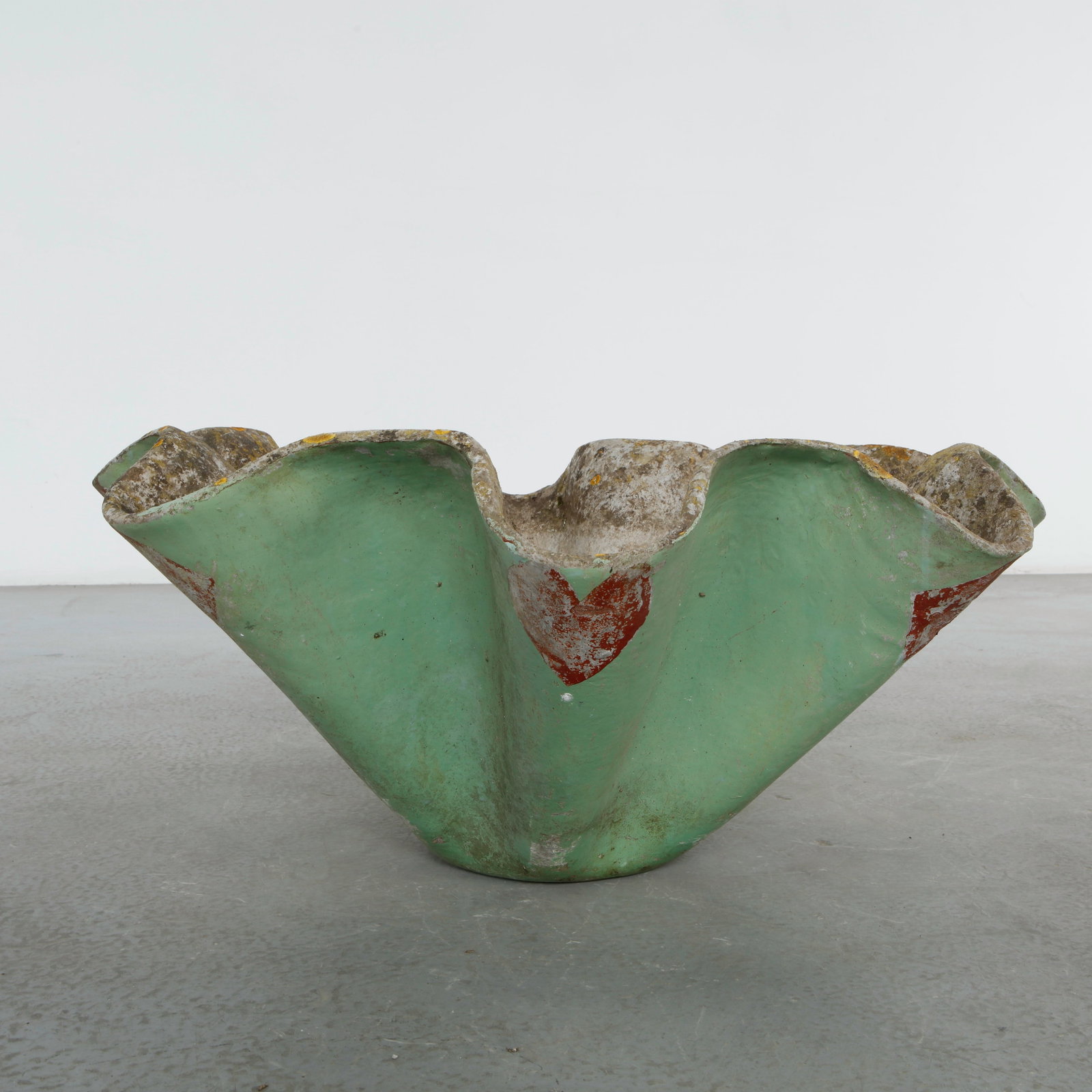 Willy Guhl, Heart-Motif Clamshell Planter, 1960s: Uniquely hand-painted heart motif, this iconic clamshell planter by Willy Guhl for Eternit, executed in fiber cement. The organic sculptural form and beautifully weathered patina exemplify Guhl innova