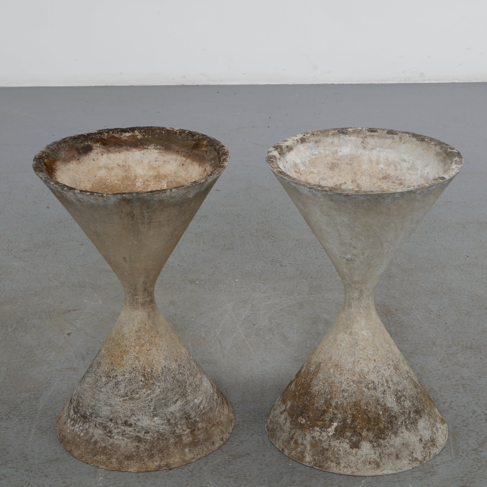 Willy Guhl, Pair of Small Diabolo Planters, 1960s (1 of 10)
