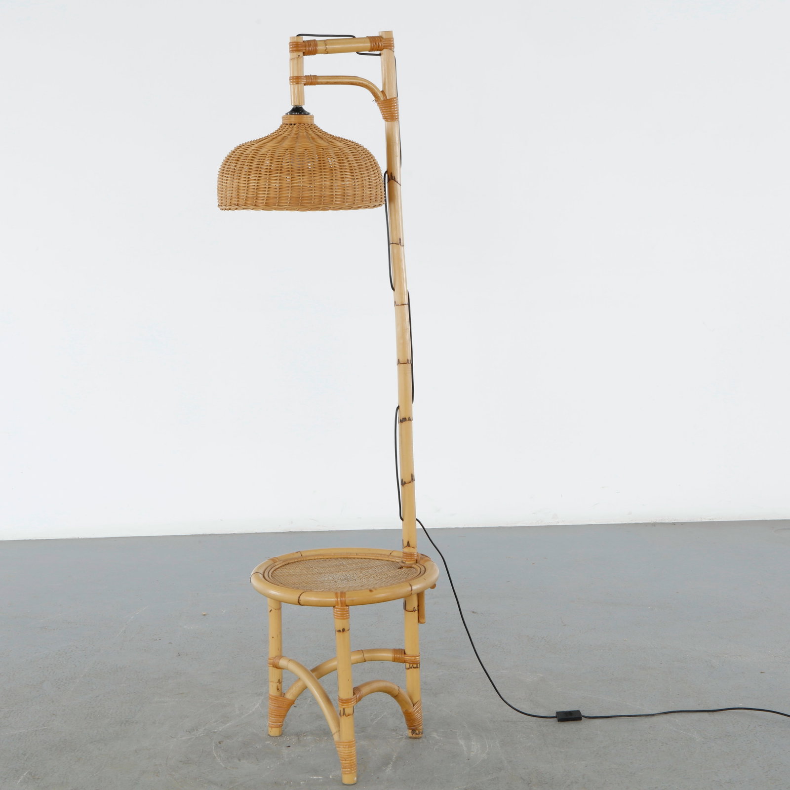 Floor Lamp with Integrated Side Table in the style of Tito Agnoli, 1960s (1 of 20)