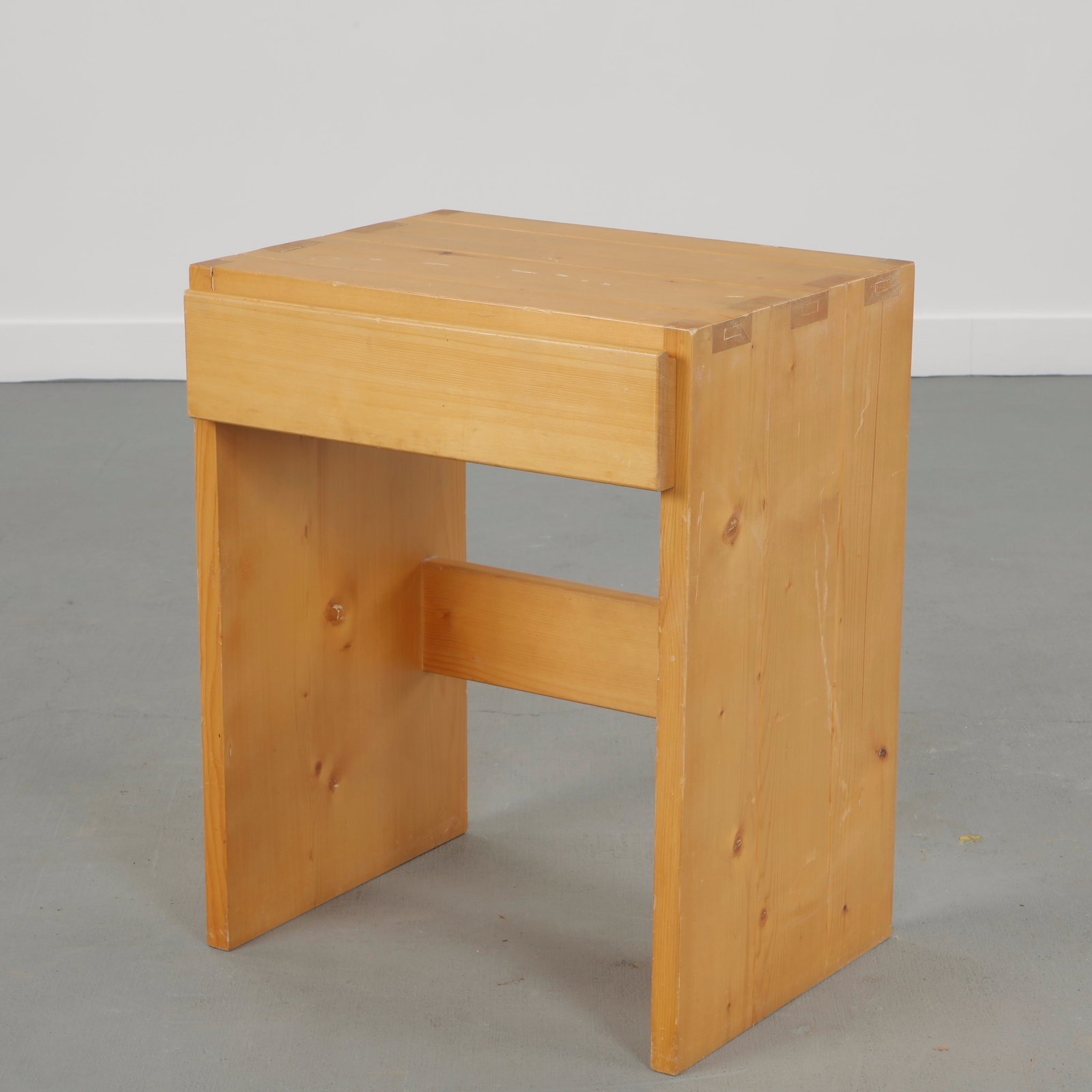Maison Regain, Compact Desk, 1960s: Executed in solid pine with a compact rectilinear form and exposed joinery. A restrained desk reflecting Maison Regain emphasis on structural clarity and the natural warmth of French modern pine furni