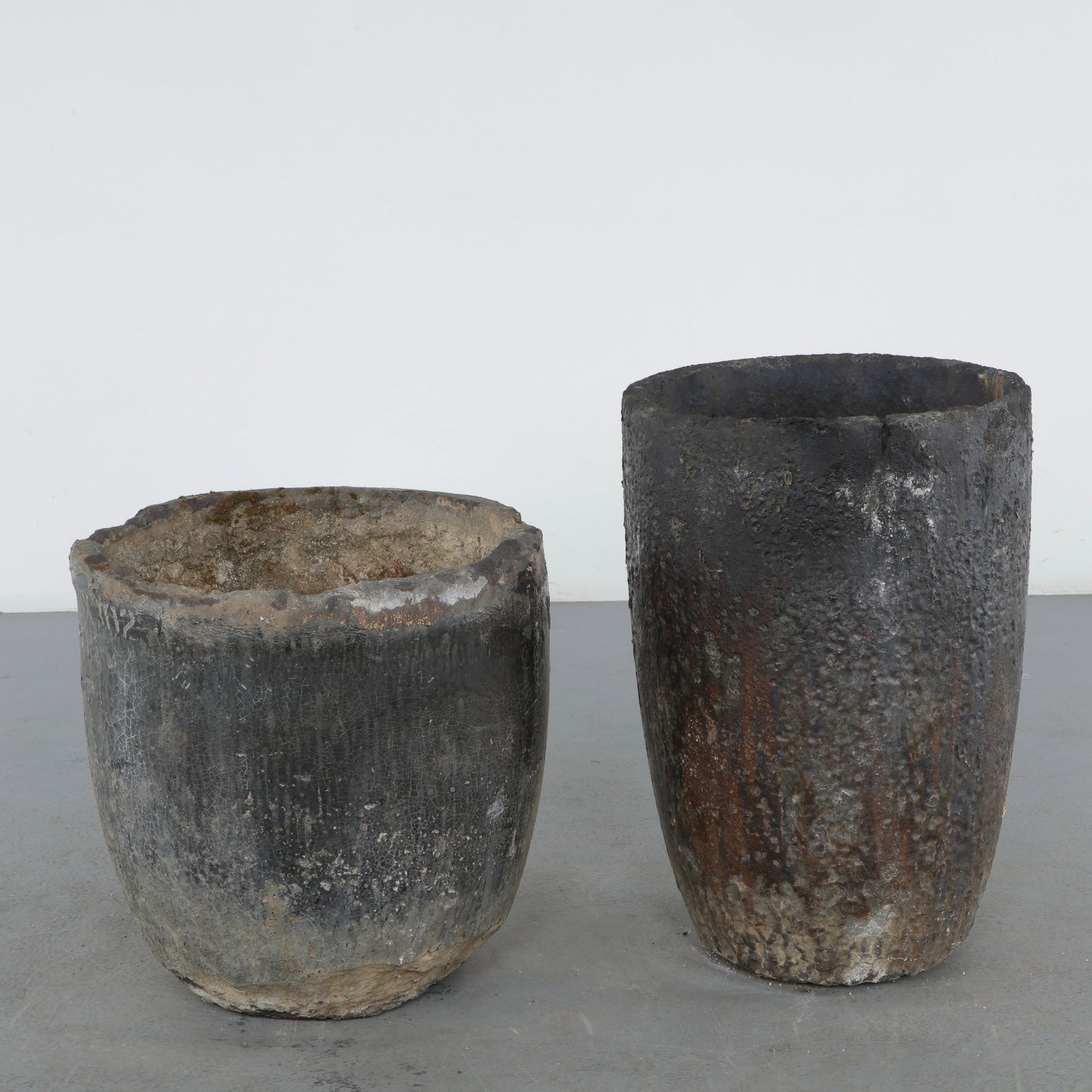 Pair of Medium Foundry Crucible Planters, 1960s (1 of 12)