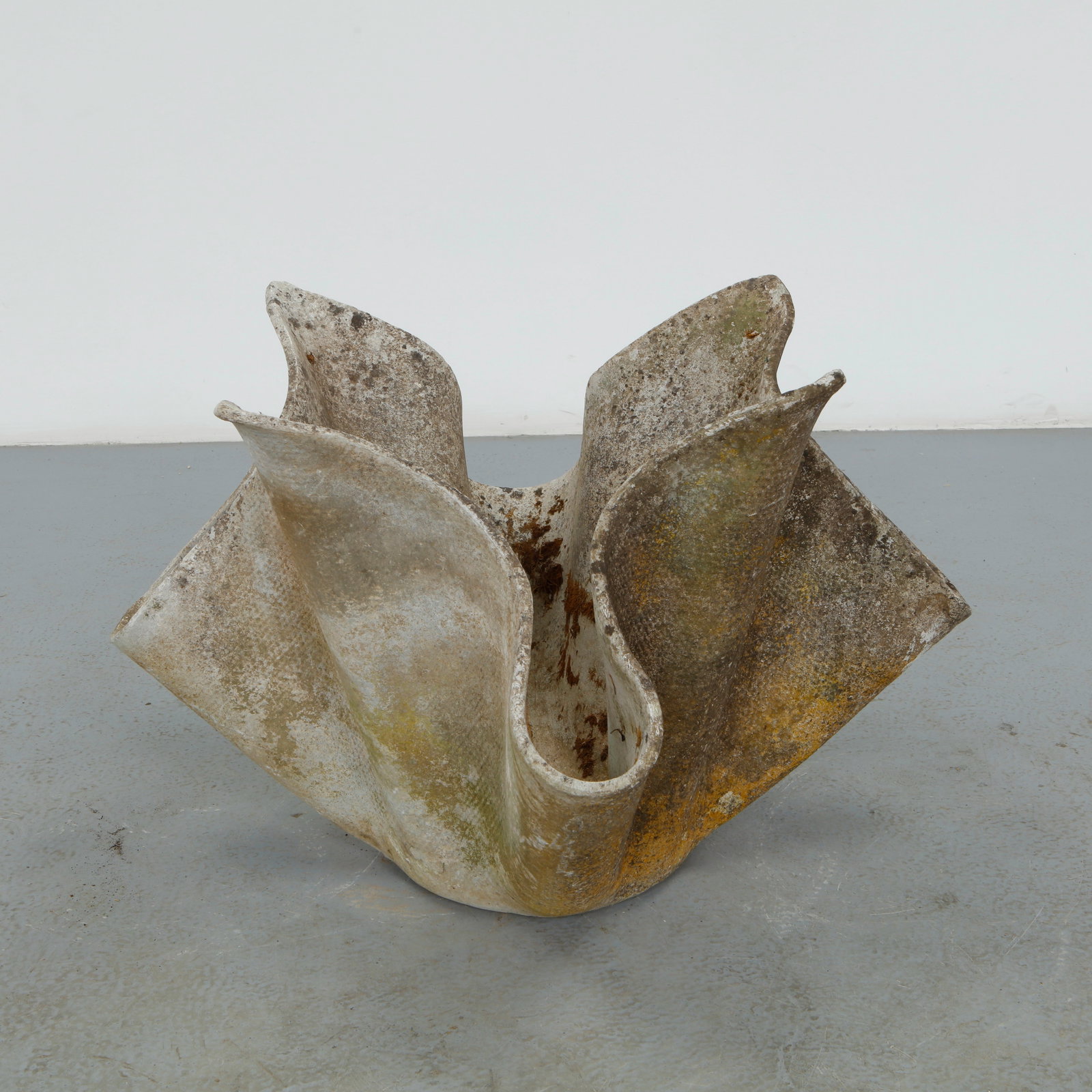 Willy Guhl, Large Tulip Planter, 1960s: Shaped in sweeping curves that open into a flared lip, this planter exemplifies Guhl mastery of organic geometry. The fiber cement surface bears a rich aged patina, lending depth and authenticity to i