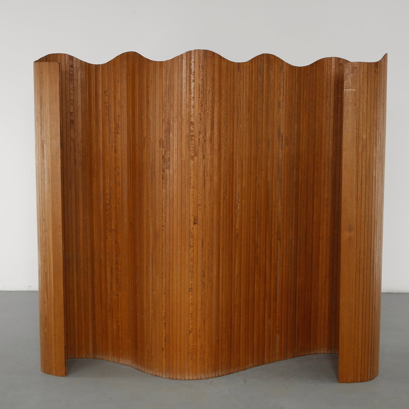 Baumann, Wood Screen Divider, France, 1940s: A sculptural folding screen by Baumann, executed in finely crafted bentwood with vertical slatted construction and a rhythmic undulating crest. An elegant architectural divider reflecting the refined 