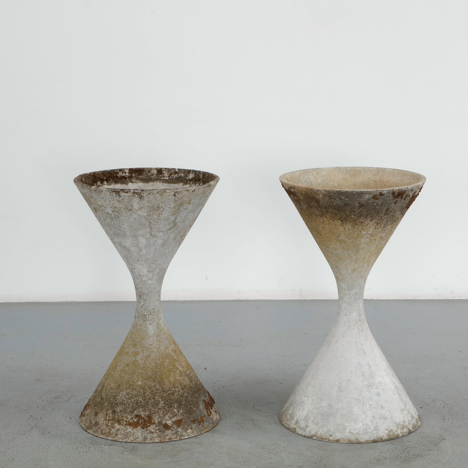 Willy Guhl, Pair of Medium Diabolo Planters, 1960s: Pair of Willy Guhl medium diabolo planters manufactured by Eternit, Switzerland. Height: 32 in. Diameter: 18 in.