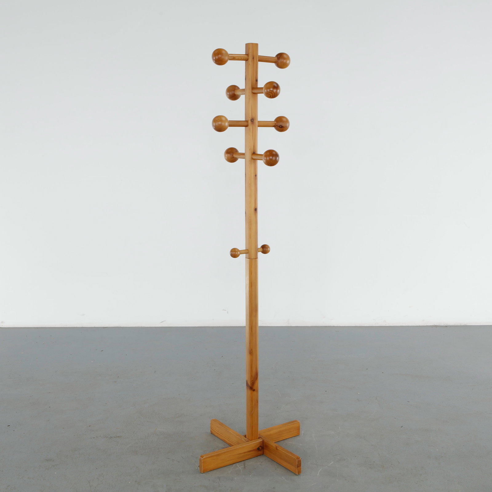 Charlotte Perriand for Les Arcs 1600, Pine Coat Stand, 1960s: Iconic solid pine coat stand designed by Charlotte Perriand for the Les Arcs ski resort, embodying her functional and understated modernist aesthetic. Featuring turned spherical hooks and a cruciform 