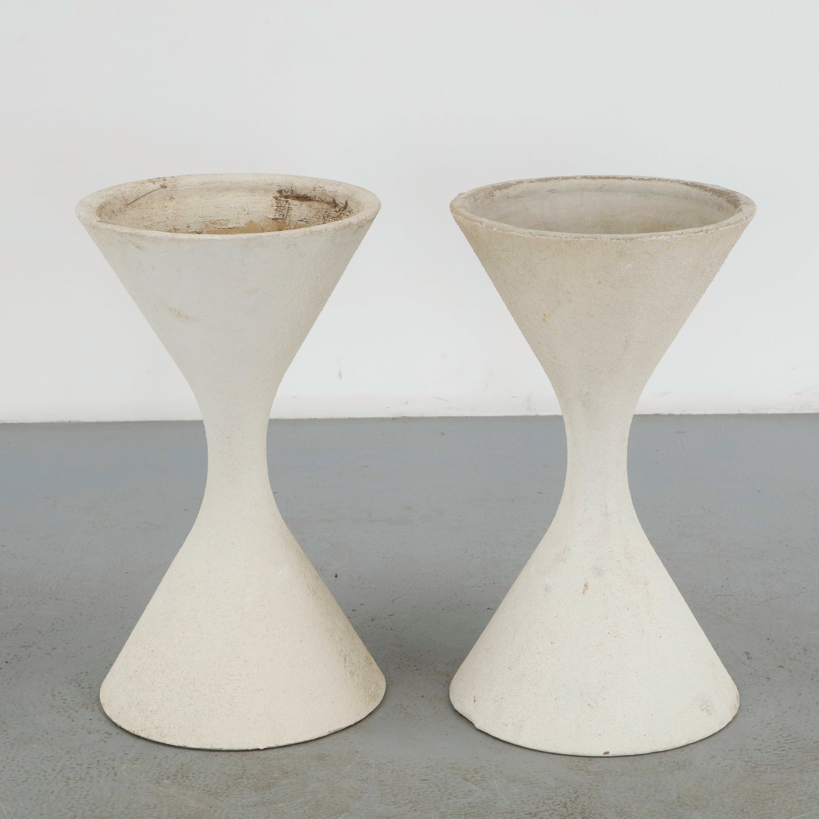 Willy Guhl, Pair of Medium Diabolo Planters, 1960s: Pair of Willy Guhl medium diabolo planters manufactured by Eternit, Switzerland. Height: 32 in. Diameter: 18 in.