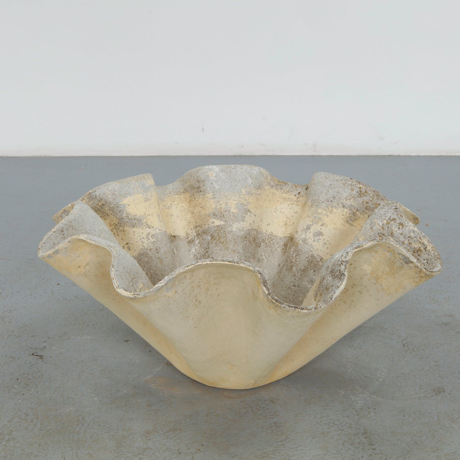 Willly Guhl, Large Clamshell Planter, 1960s: A stunning large clamshell planter by Willy Guhl, crafted in fiber cement. It sculptural, organic form and aged patina make them perfect for a statement garden or interior. Diameter: 31 in. Height: