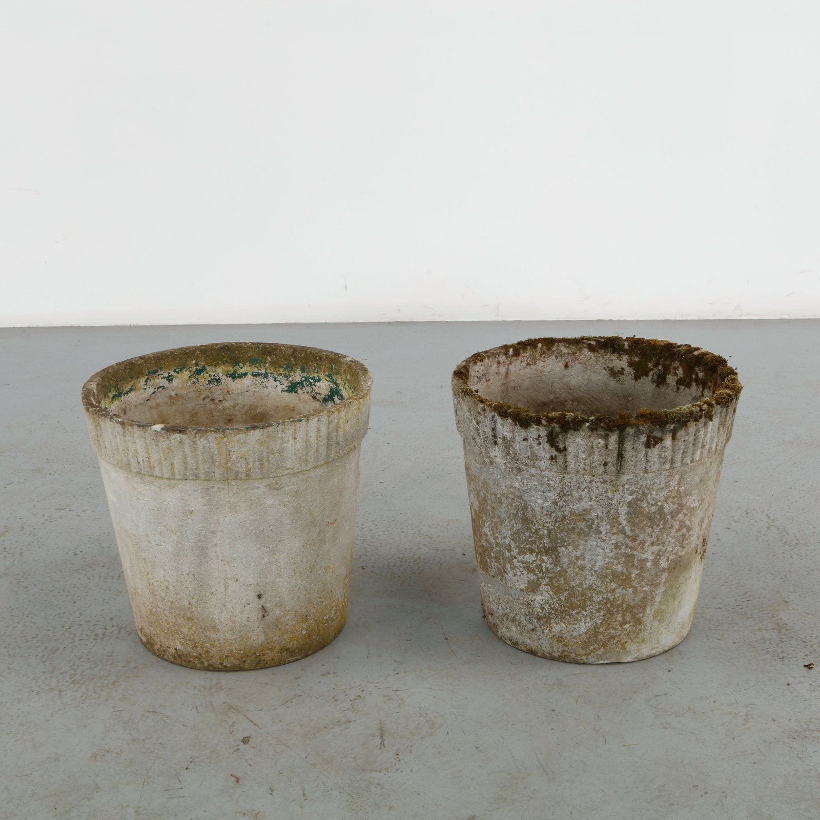 Willy Guhl, Pair of Round Planters, 1960s: Classic 1960s round planters by Willy Guhl, with ribbed detailing along the rim. Timeless silhouettes for elegant garden design. Height: 16 in. Diameter: 17 in.Â