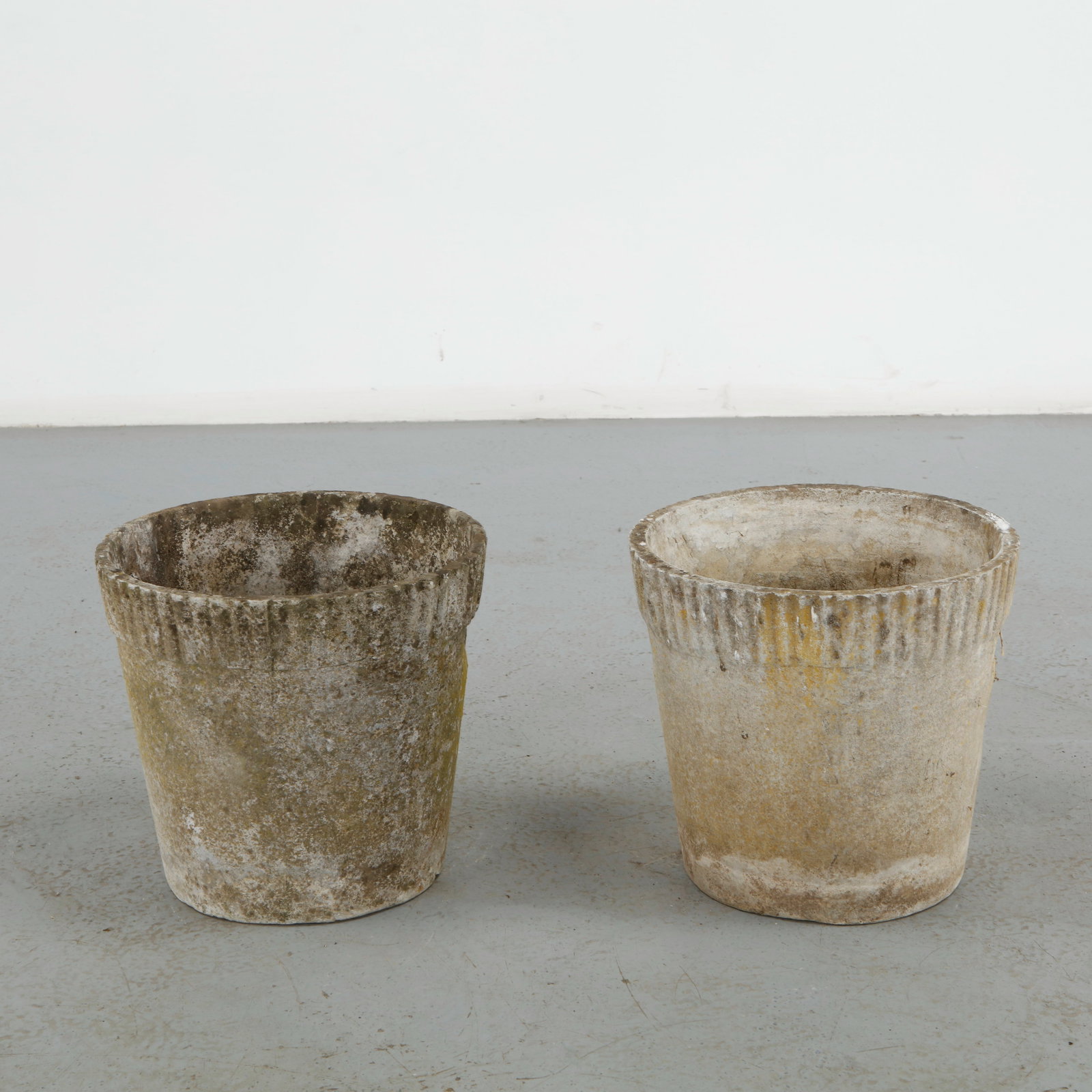 Willy Guhl, Pair of Round Planters, 1960s: Classic 1960s round planters by Willy Guhl, with ribbed detailing along the rim. Timeless silhouettes for elegant garden design. Height: 12 in. Diameter: 13 in.Â