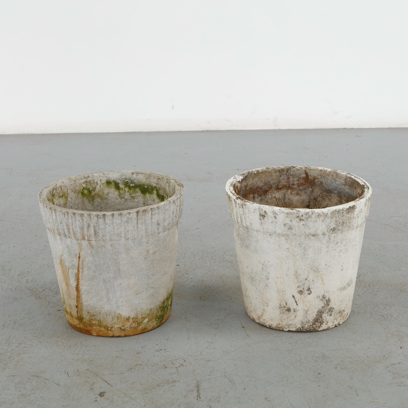 Willy Guhl, Pair of Round Planters, 1960s: Classic 1960s round planters by Willy Guhl, with ribbed detailing along the rim. Timeless silhouettes for elegant garden design. Height: 12 in. Diameter: 13 in.Â