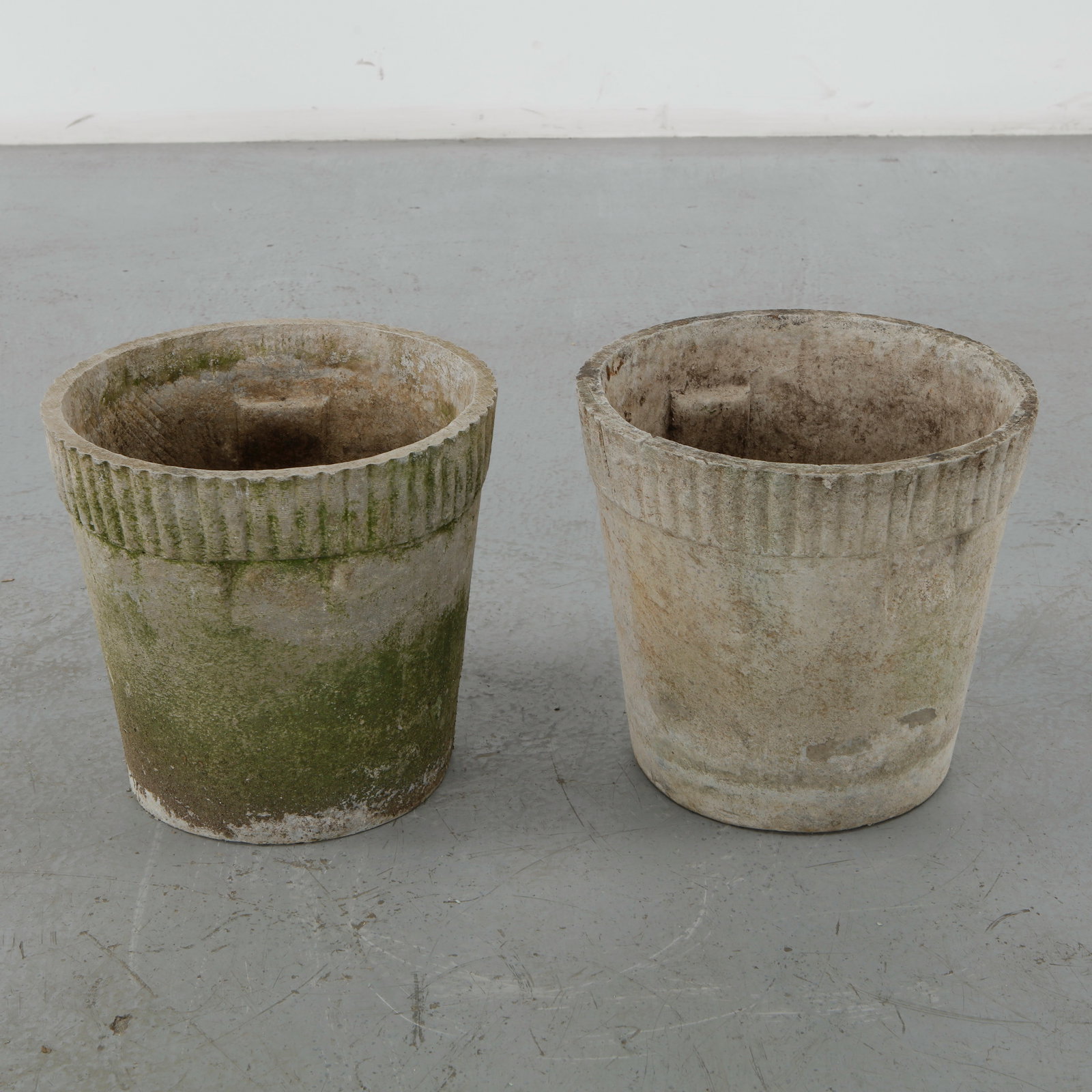 Willy Guhl, Pair of Round Planters, 1960s: Classic 1960s round planters by Willy Guhl, with ribbed detailing along the rim. Timeless silhouettes for elegant garden design. Height: 12 in. Diameter: 13 in.
