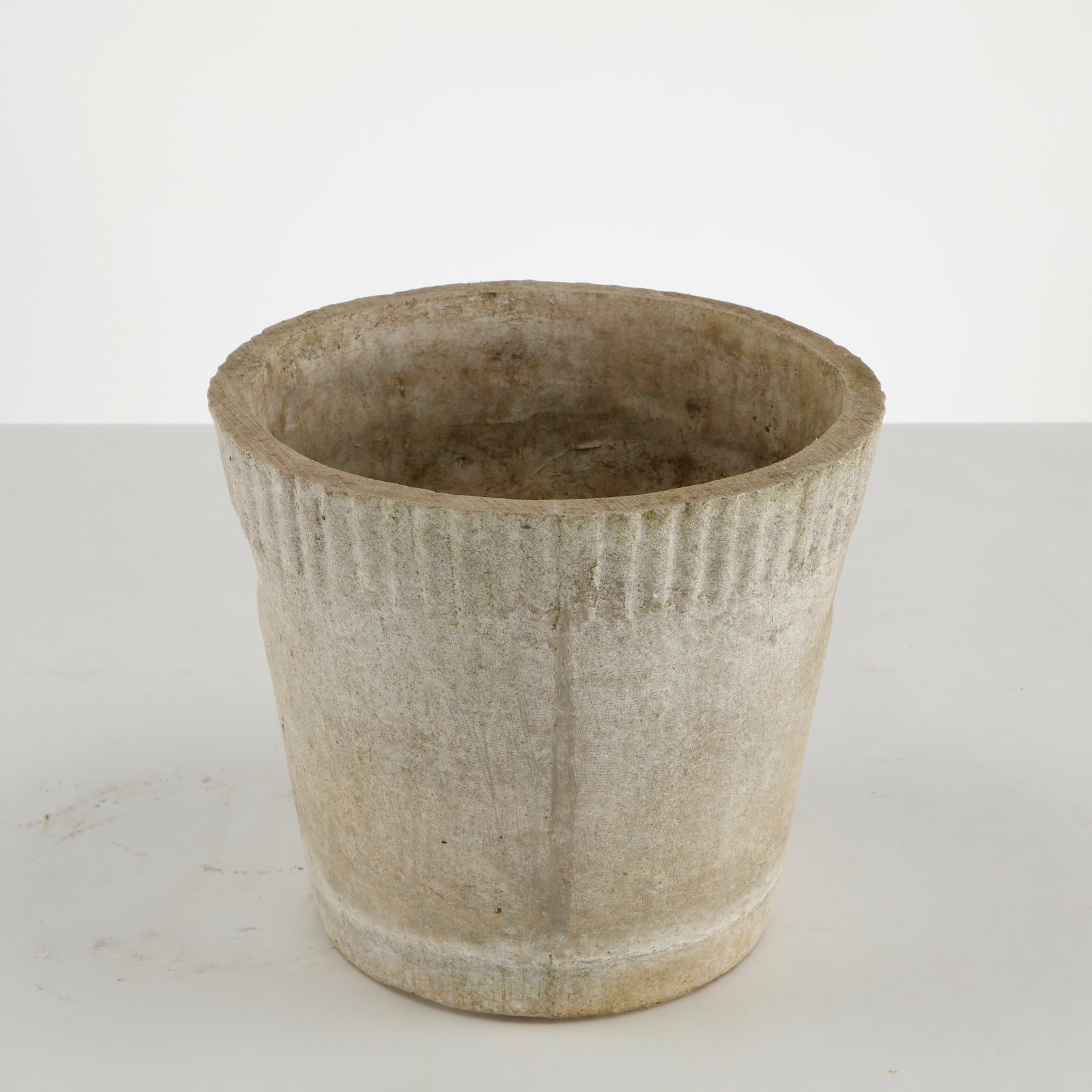 Willy Guhl, Small Round Planter, 1960s: Classic 1960s round planter by Willy Guhl, with ribbed detailing along the rim. Timeless silhouettes for elegant garden design. Height: 9.5 in. Diameter: 10.5 in.