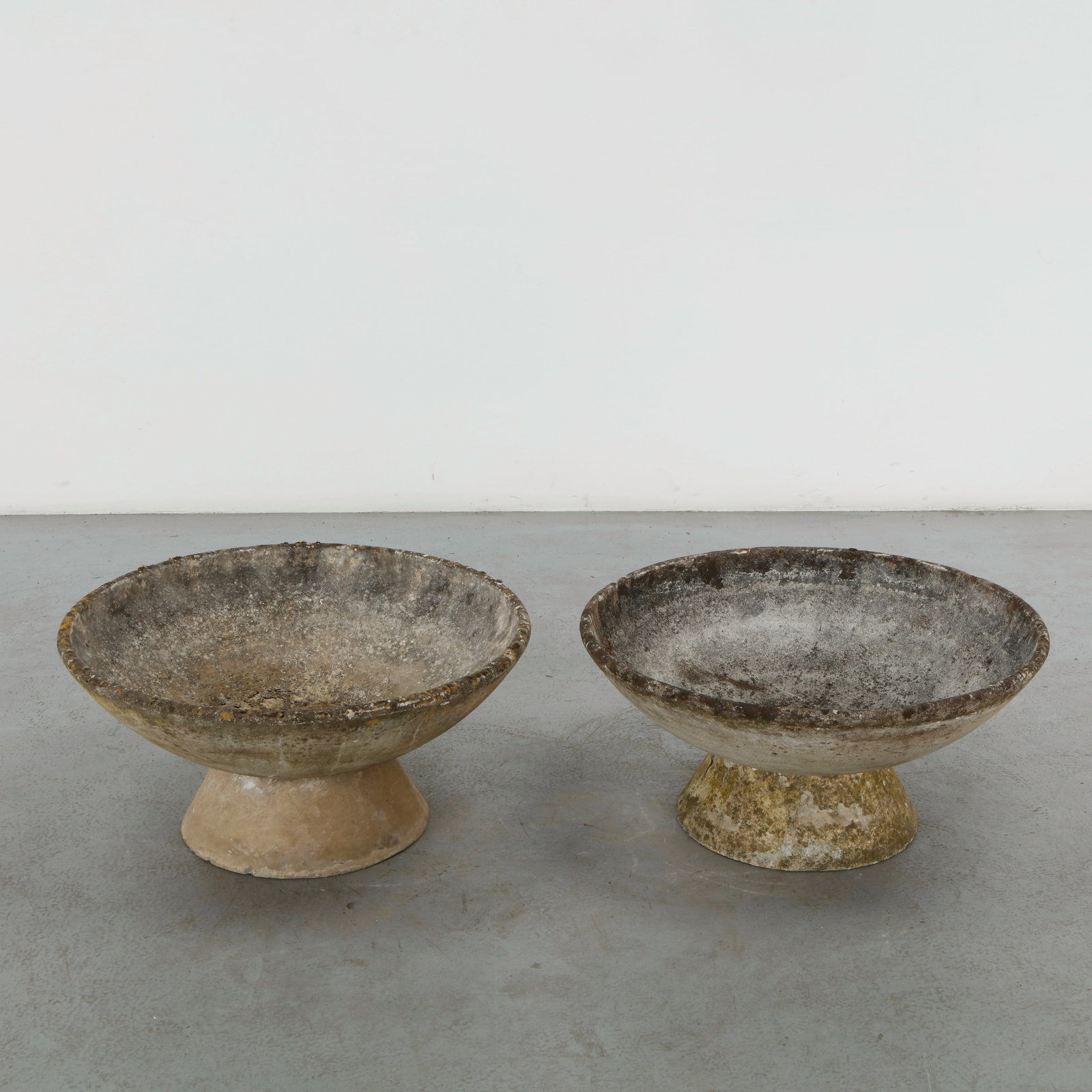 Willy Guhl, Pair of Bowl Planters on Concrete Stands, 1960s (1 of 12)