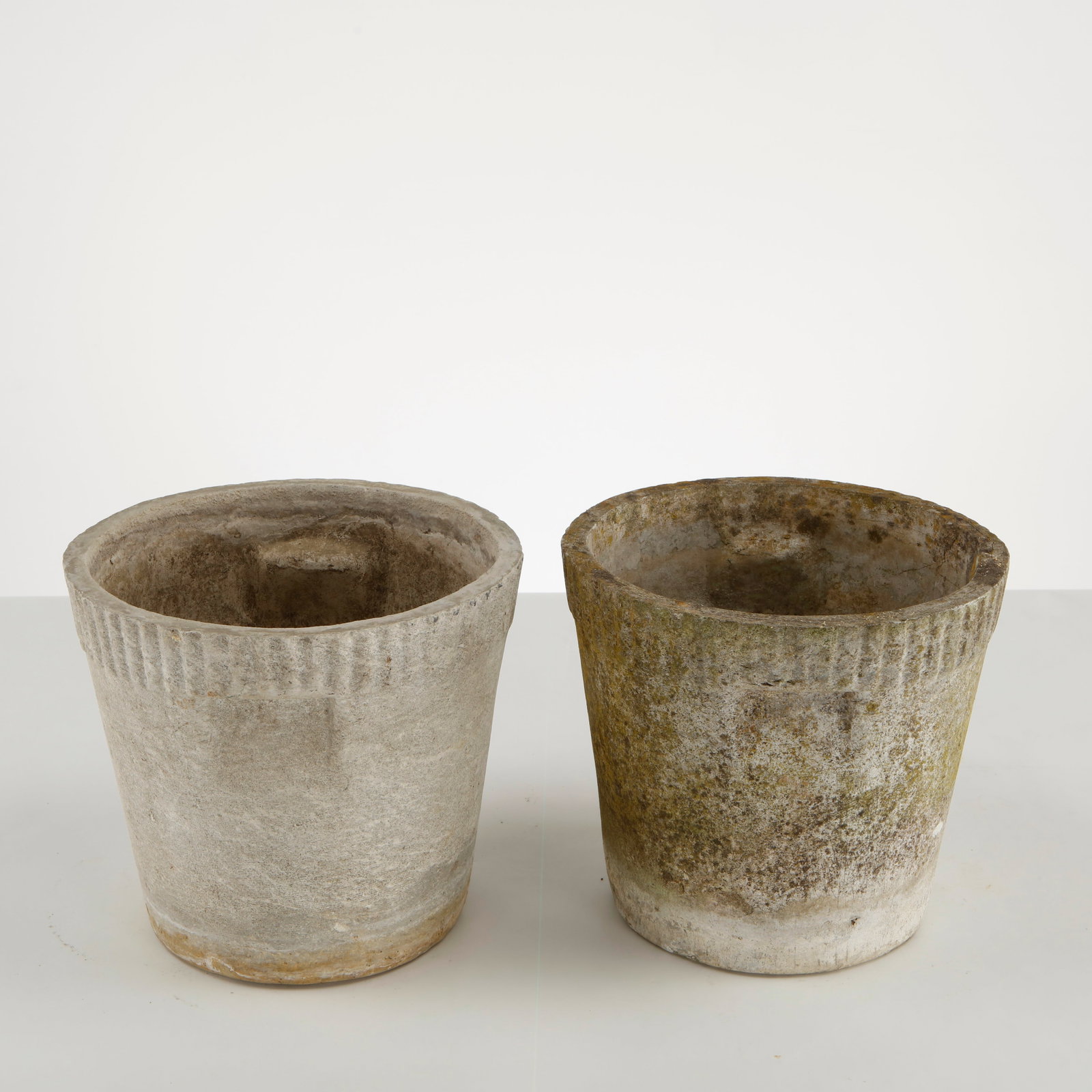 Willy Guhl, Pair of Small Round Planters, 1960s: Classic 1960s round planters by Willy Guhl, with ribbed detailing along the rim. Timeless silhouettes for elegant garden design. Height: 9.5 in. Diameter: 10.5 in.