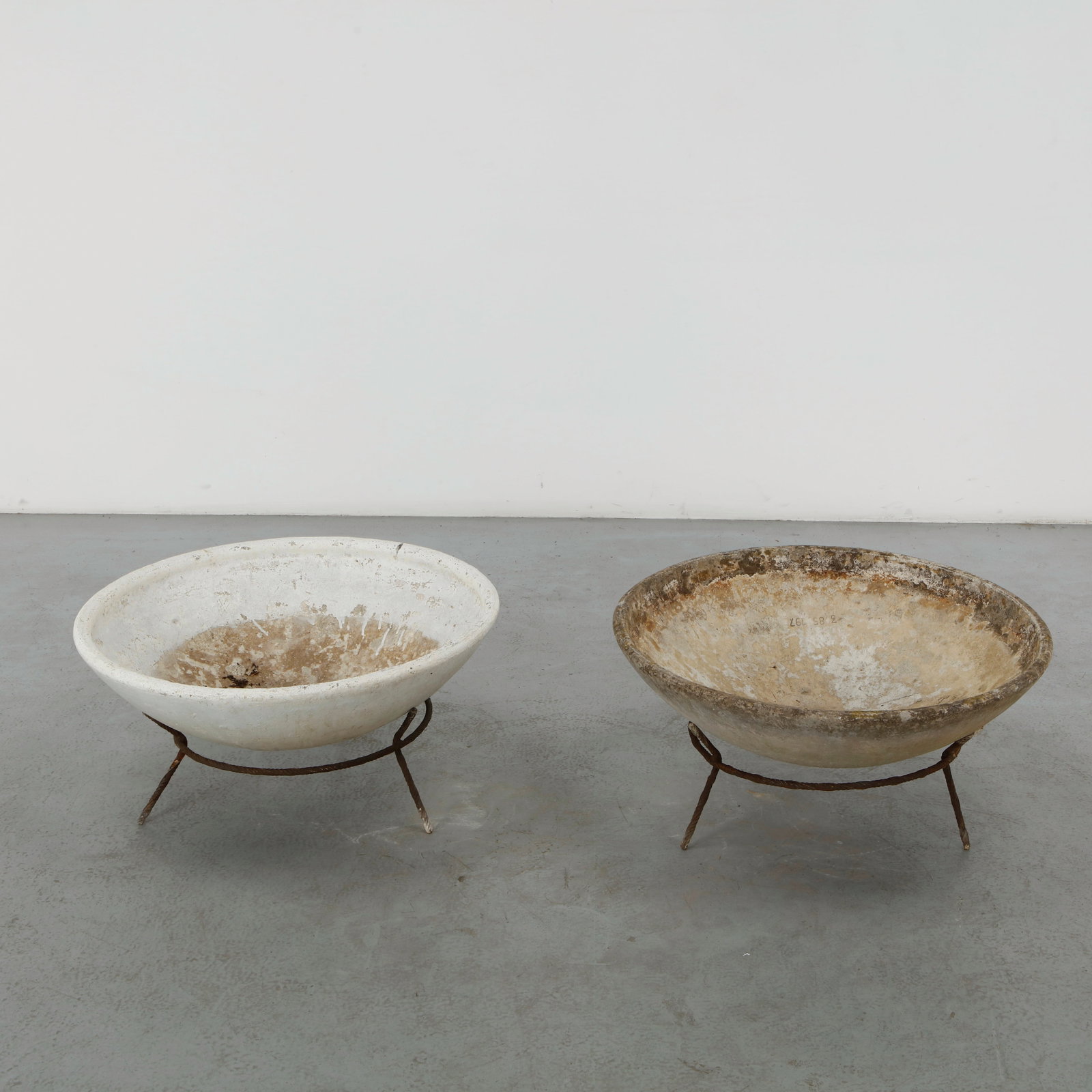 Willy Guhl, Pair of Bowl Planters on Metal Stands, 1960s (1 of 14)
