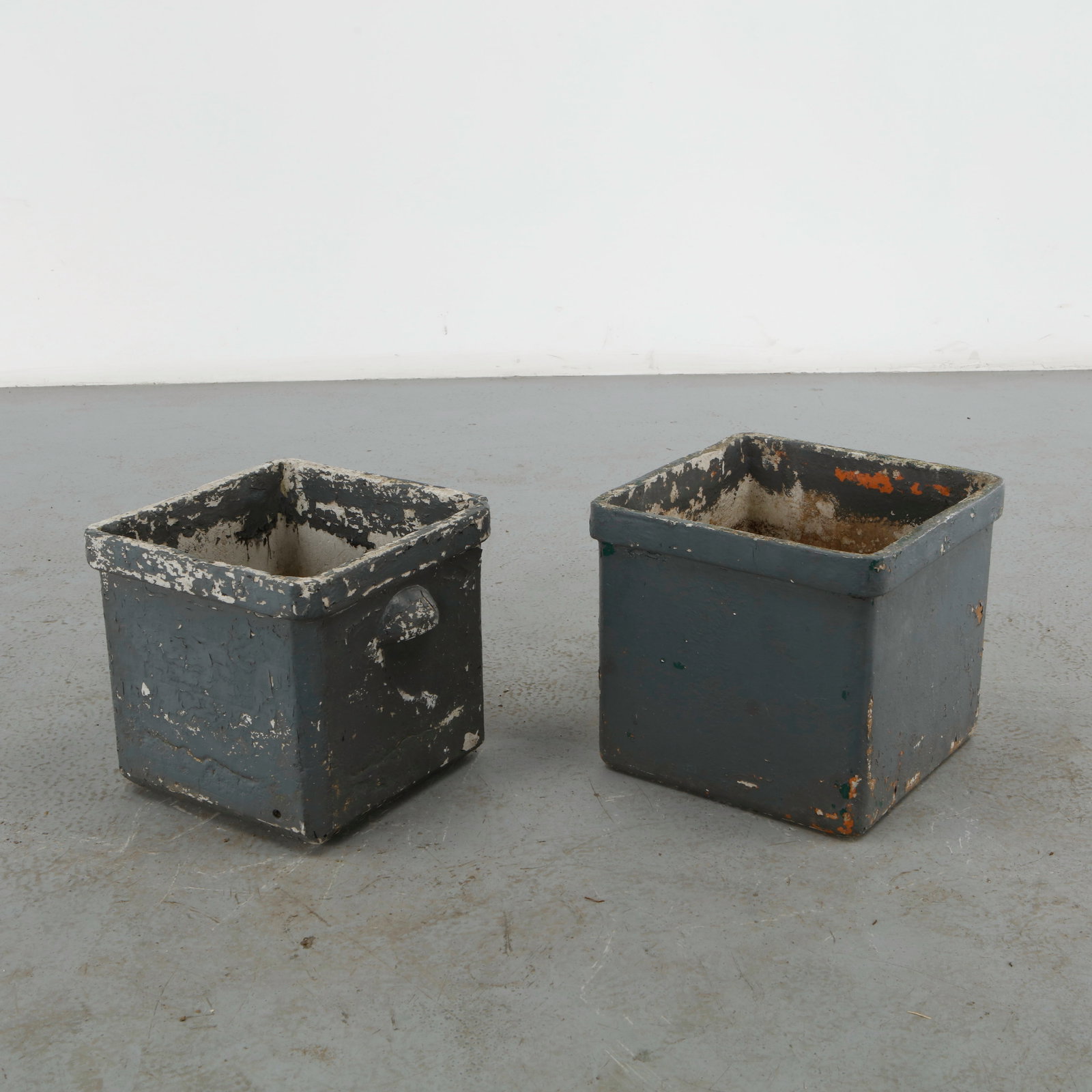 Willy Guhl, Pair of Square Grey Planters, 1960s (1 of 13)