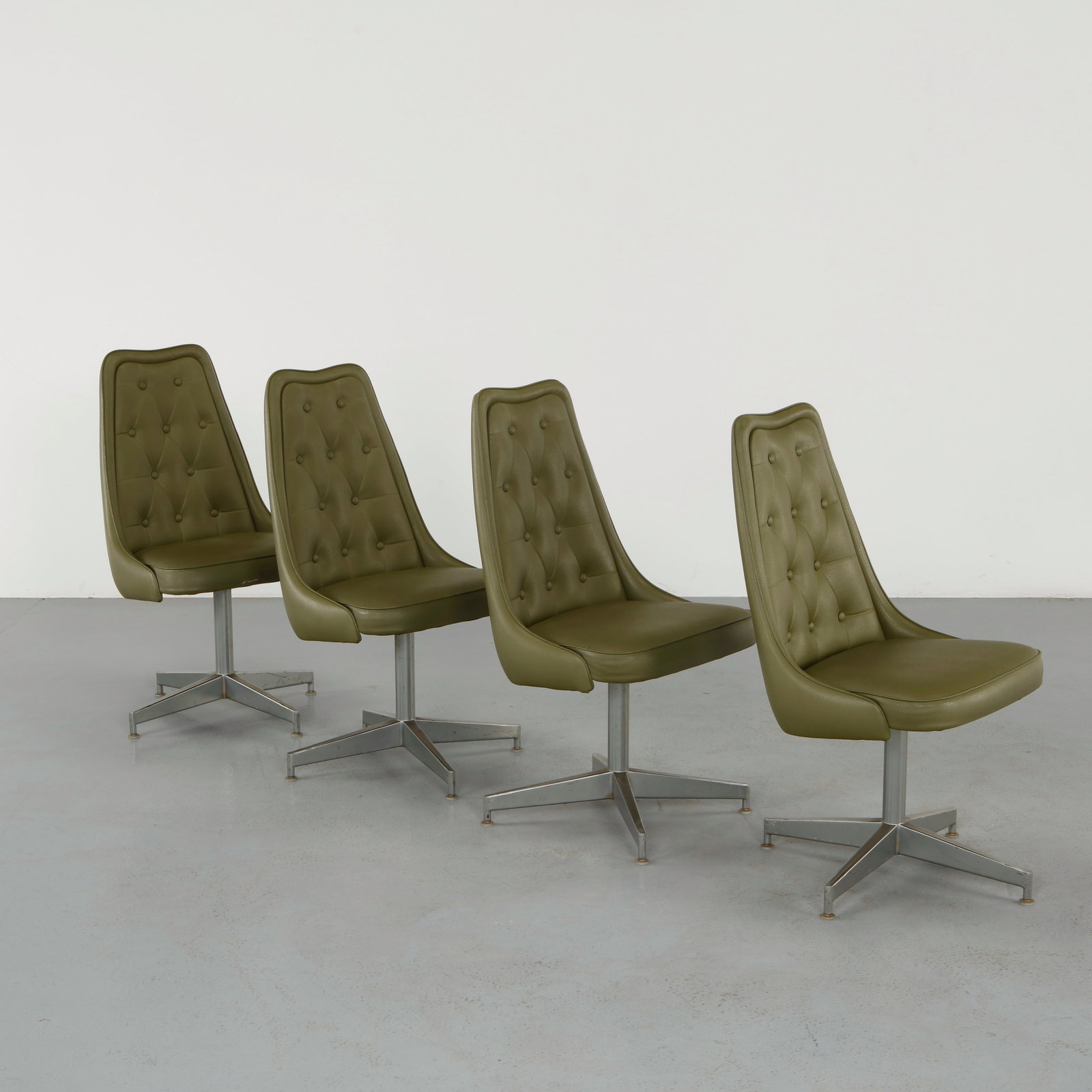 Walter of Wabash, Set of 4 Green Leather Chairs, 1960s: A striking set of four dining chairs featuring tufted green leather upholstery and sculptural swivel bases. The ergonomic form offers both comfort and visual presence. A rare and highly decorative ens