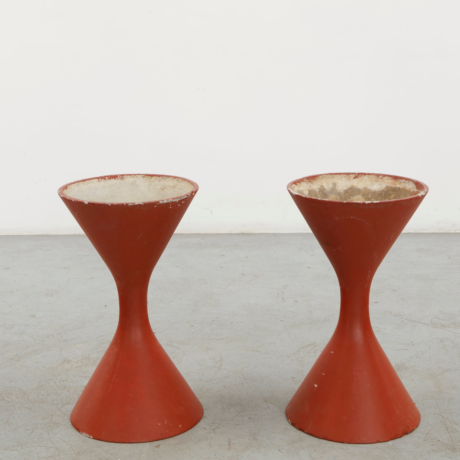 Willy Guhl, Pair of Small Red Diabolo Planters, 1960s (1 of 14)